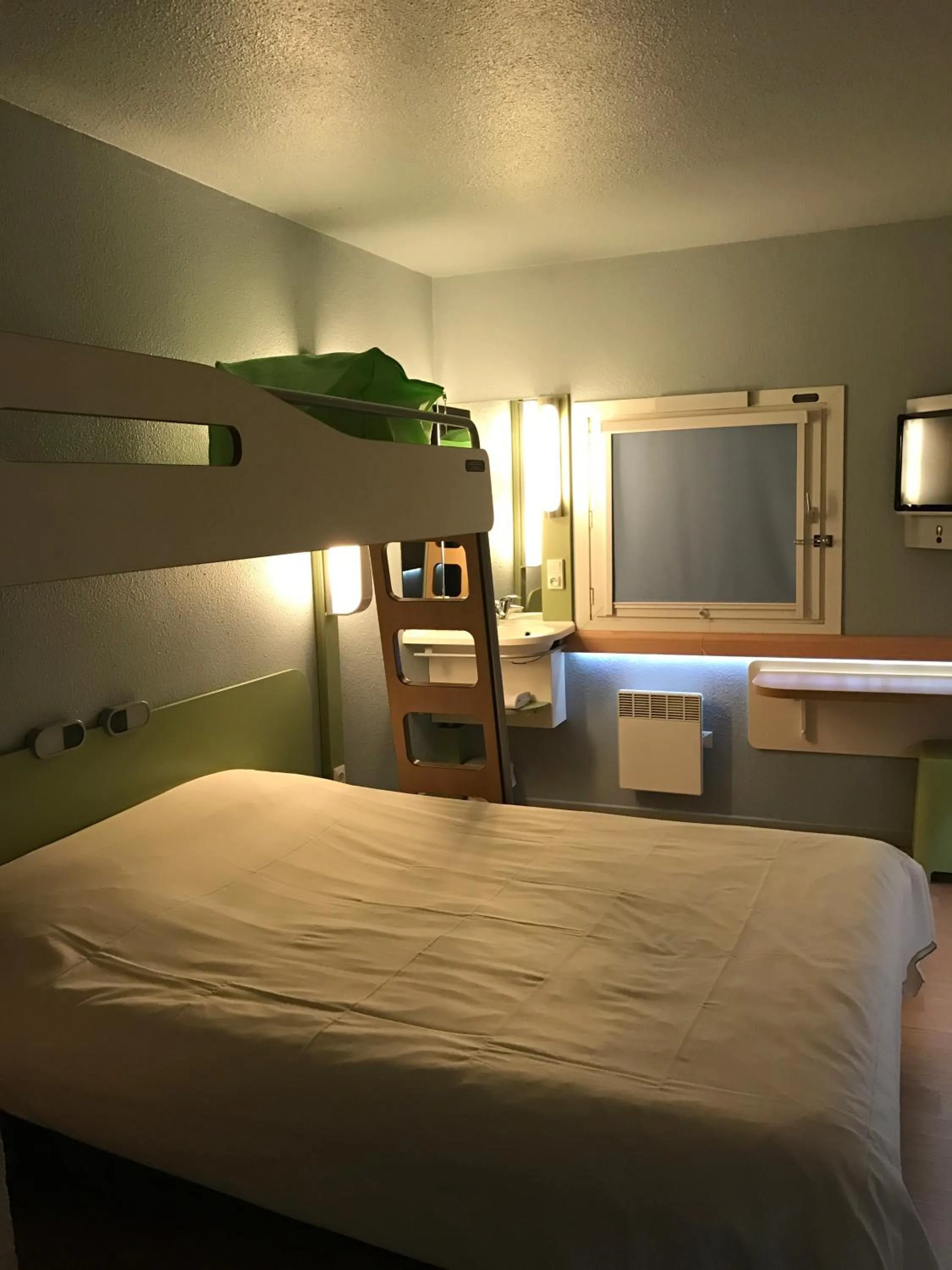 Bed in ibis budget L'Isle Adam