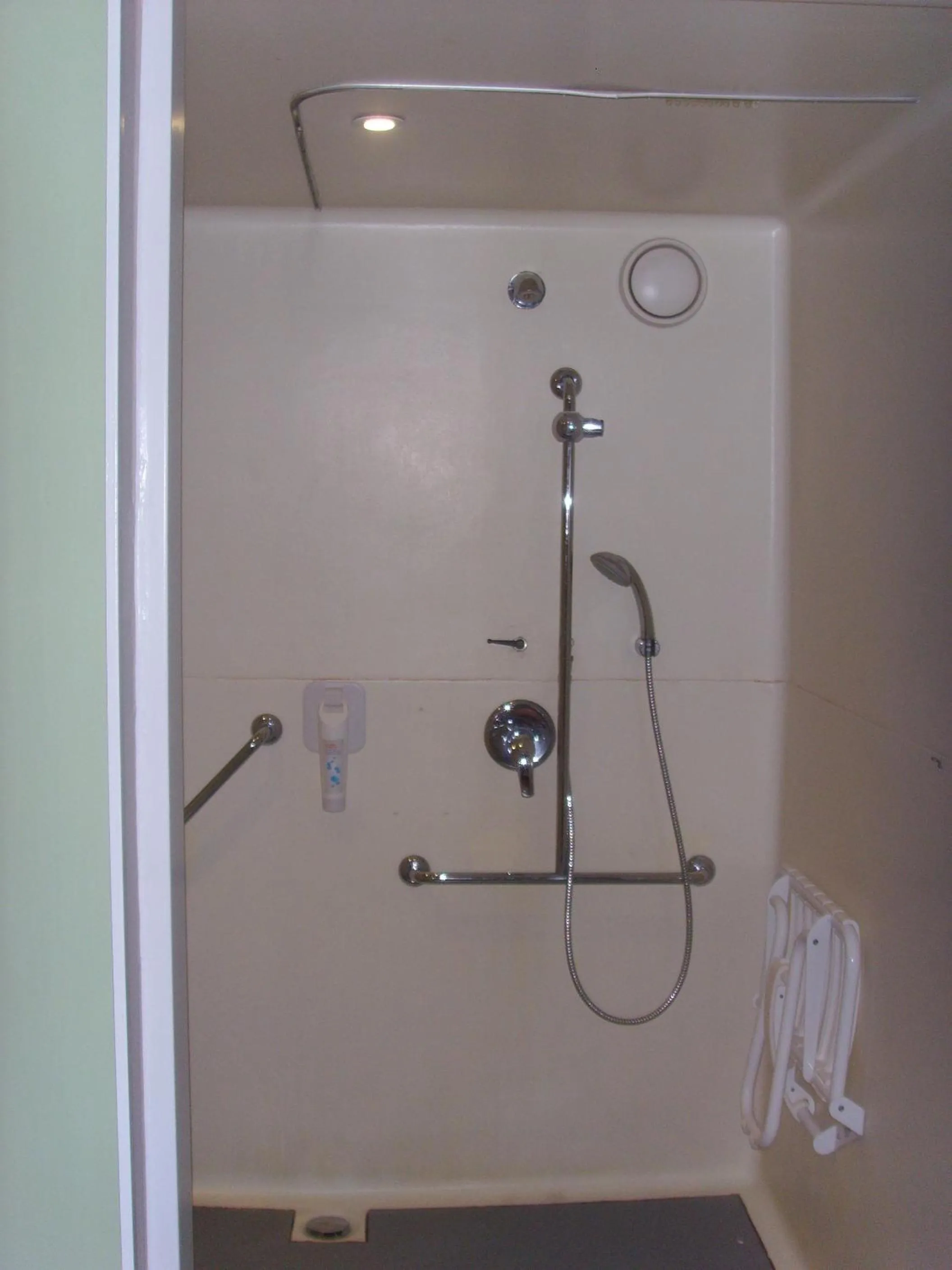 Shower in ibis budget L'Isle Adam