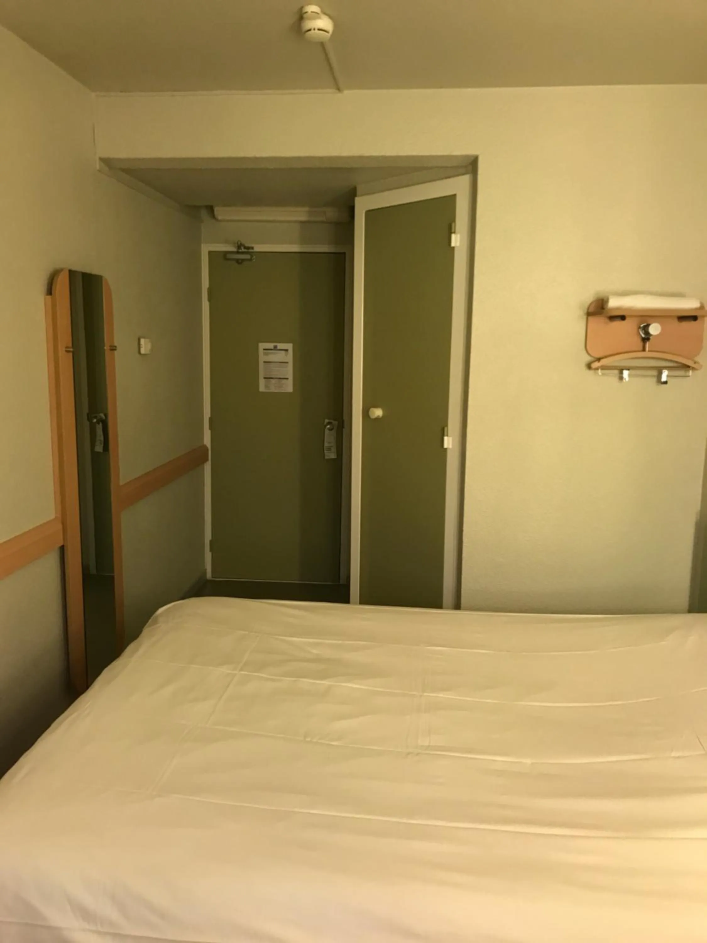 Shower, Bed in ibis budget L'Isle Adam