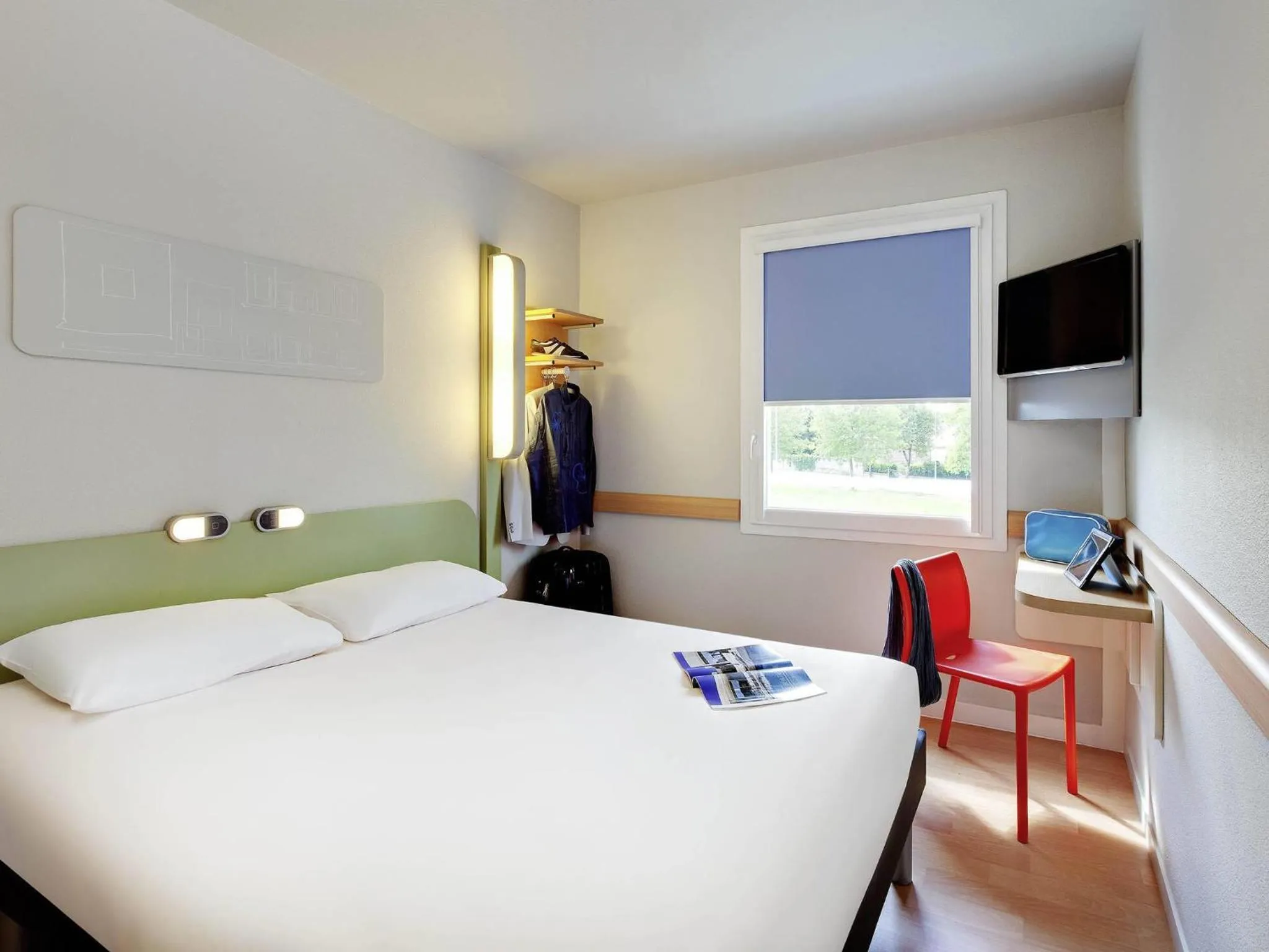 Bedroom, Bed in ibis budget Saint Pourcain