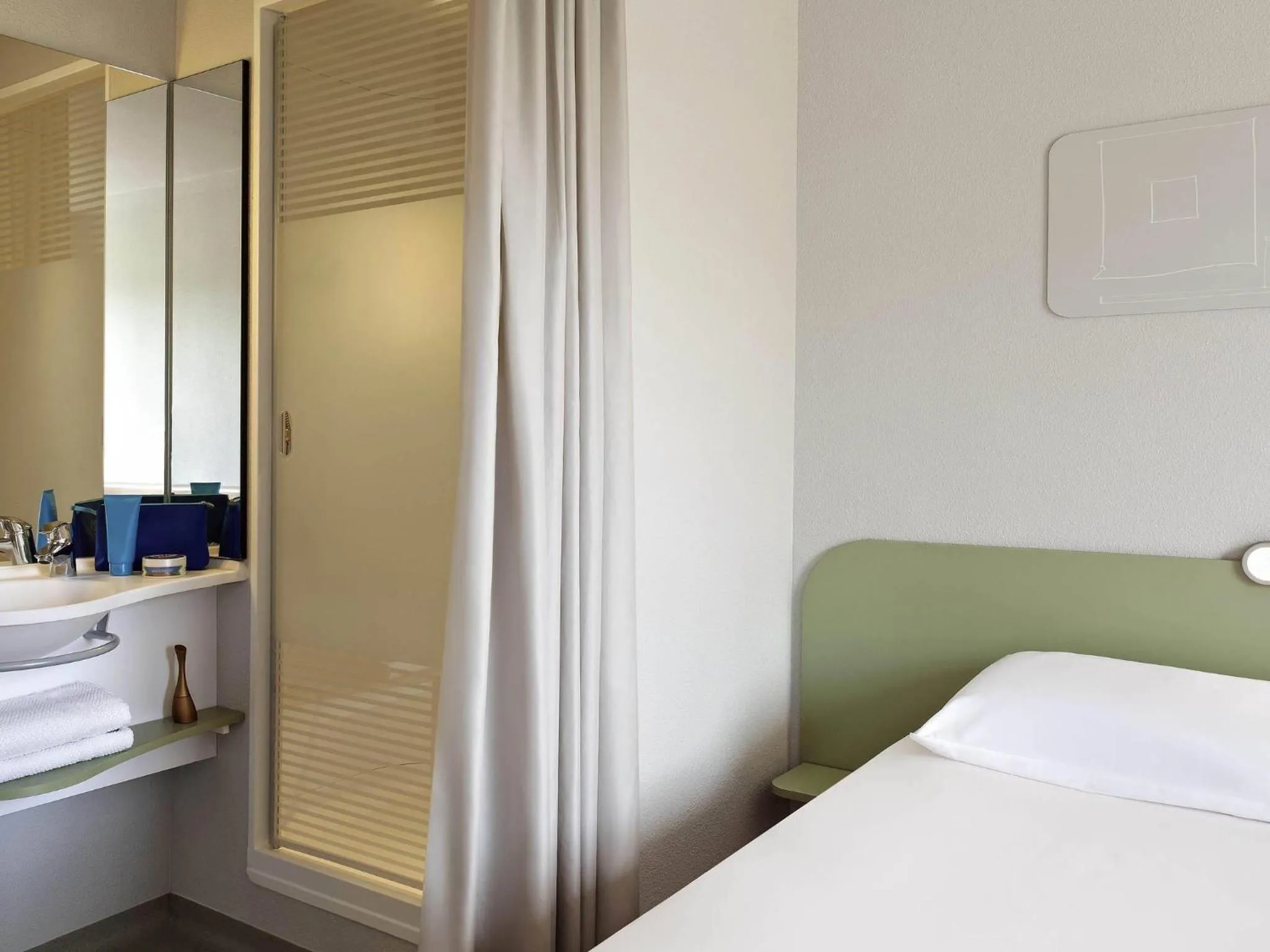 Bedroom, Bed in ibis budget Saint Pourcain
