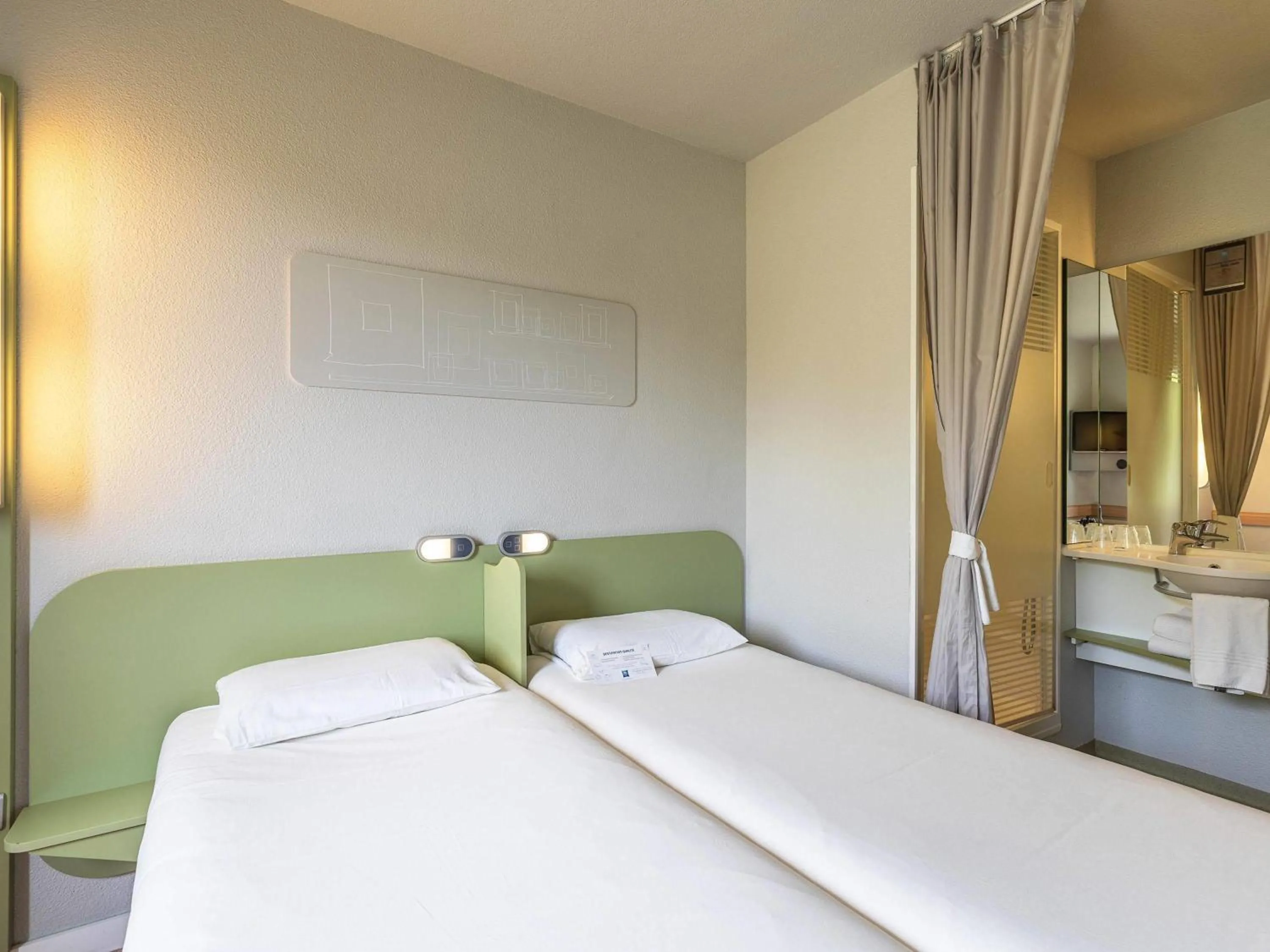 Bedroom, Bed in ibis budget Saint Pourcain