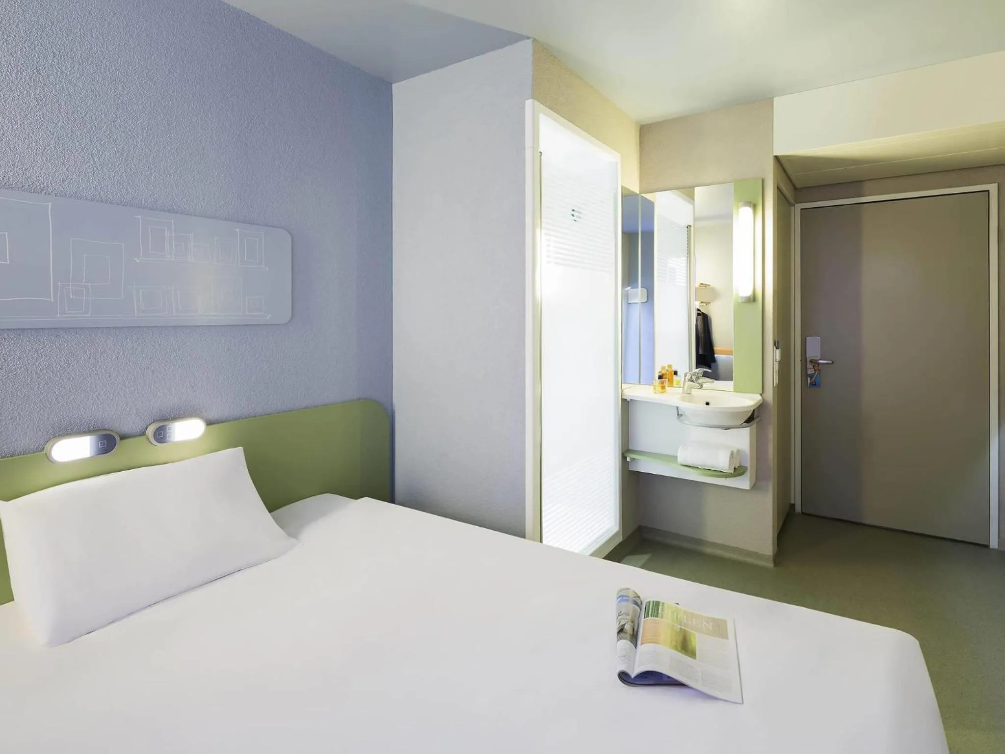 Bedroom, Bed in ibis budget Zurich Airport