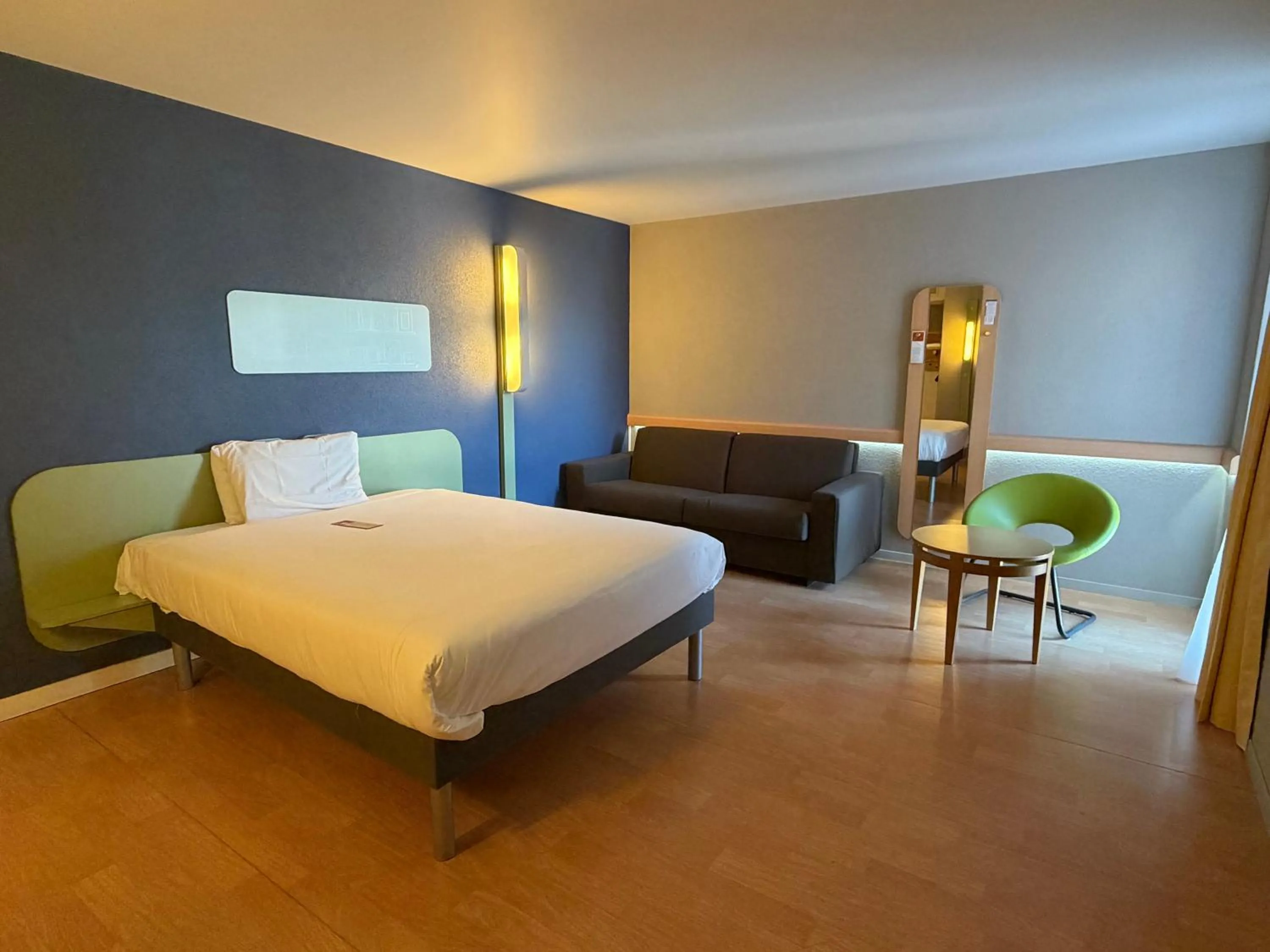 Bedroom, Bed in ibis budget Zurich Airport