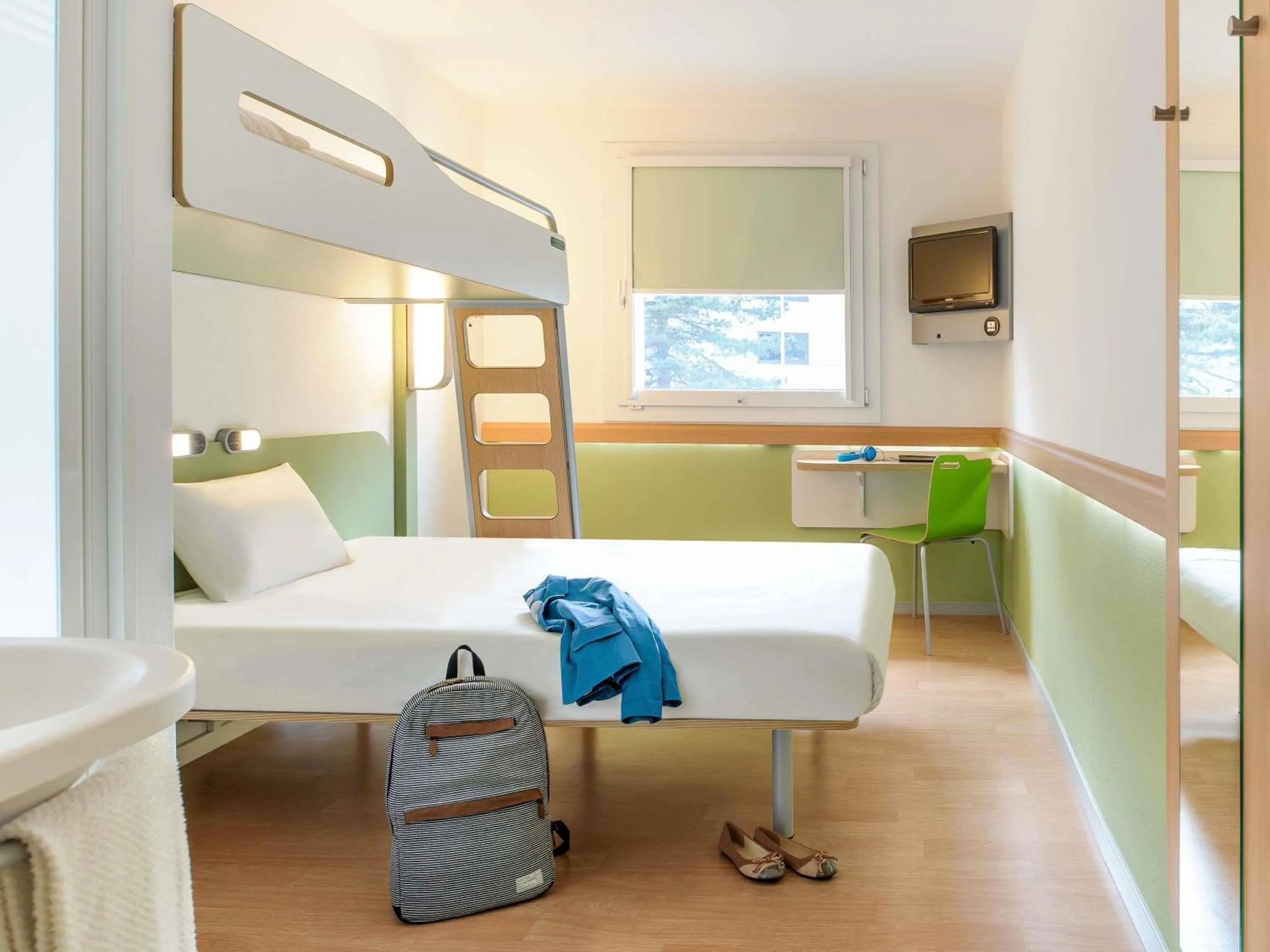 Bedroom, Bed in ibis budget Zurich Airport