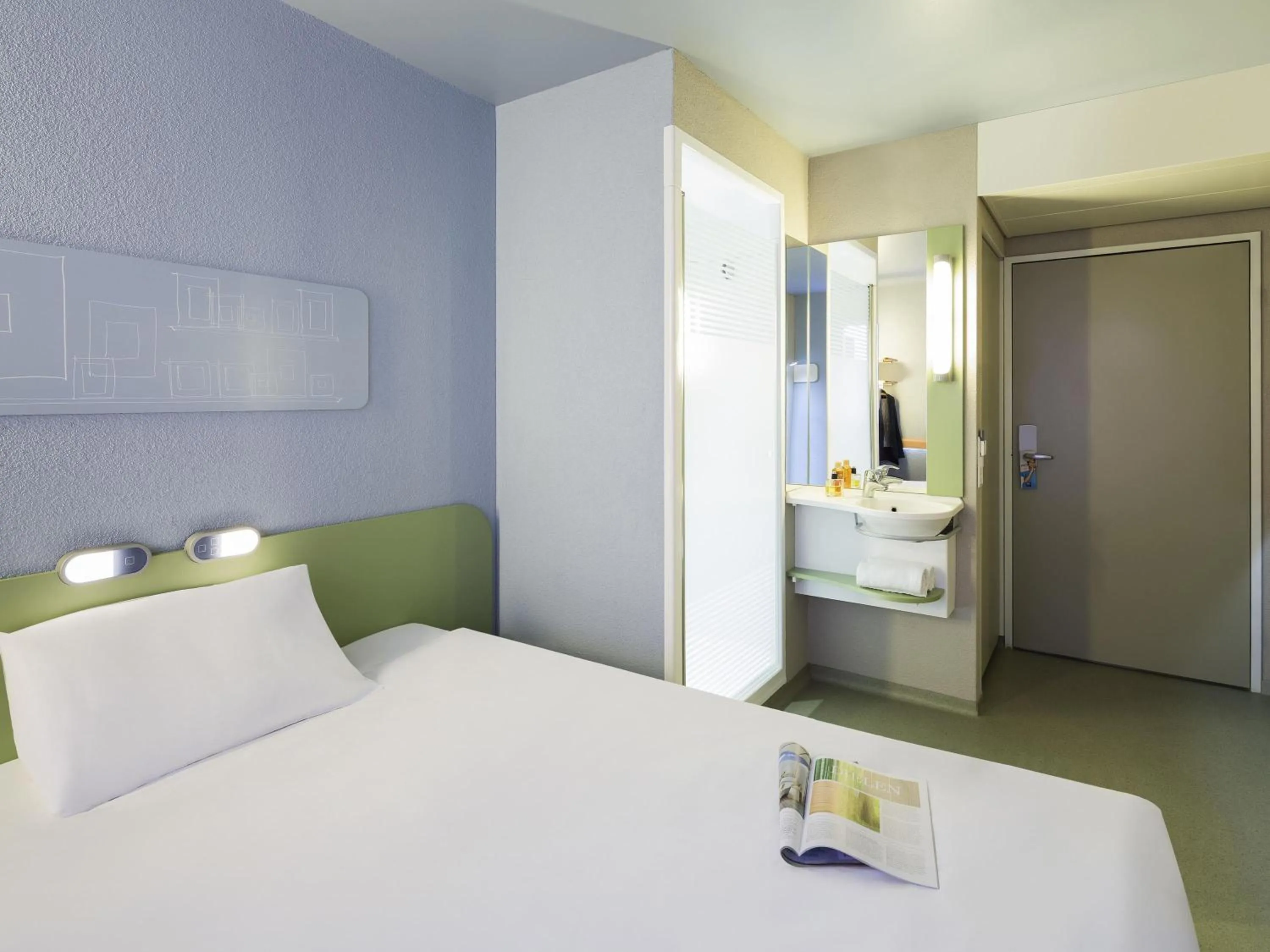 Bedroom, Bed in ibis budget Zurich Airport