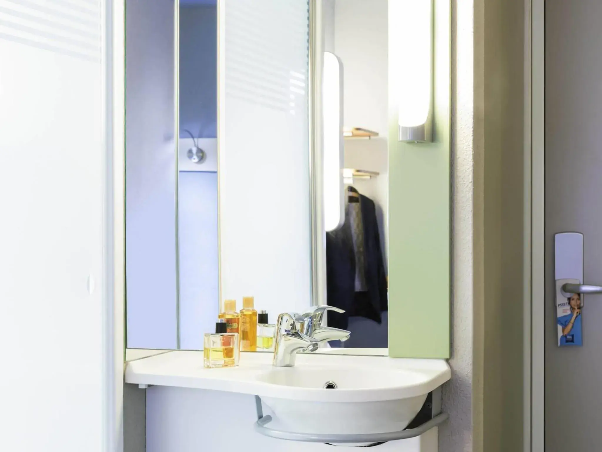 Bedroom in ibis budget Zurich Airport Bedroom in ibis budget Zurich Airport