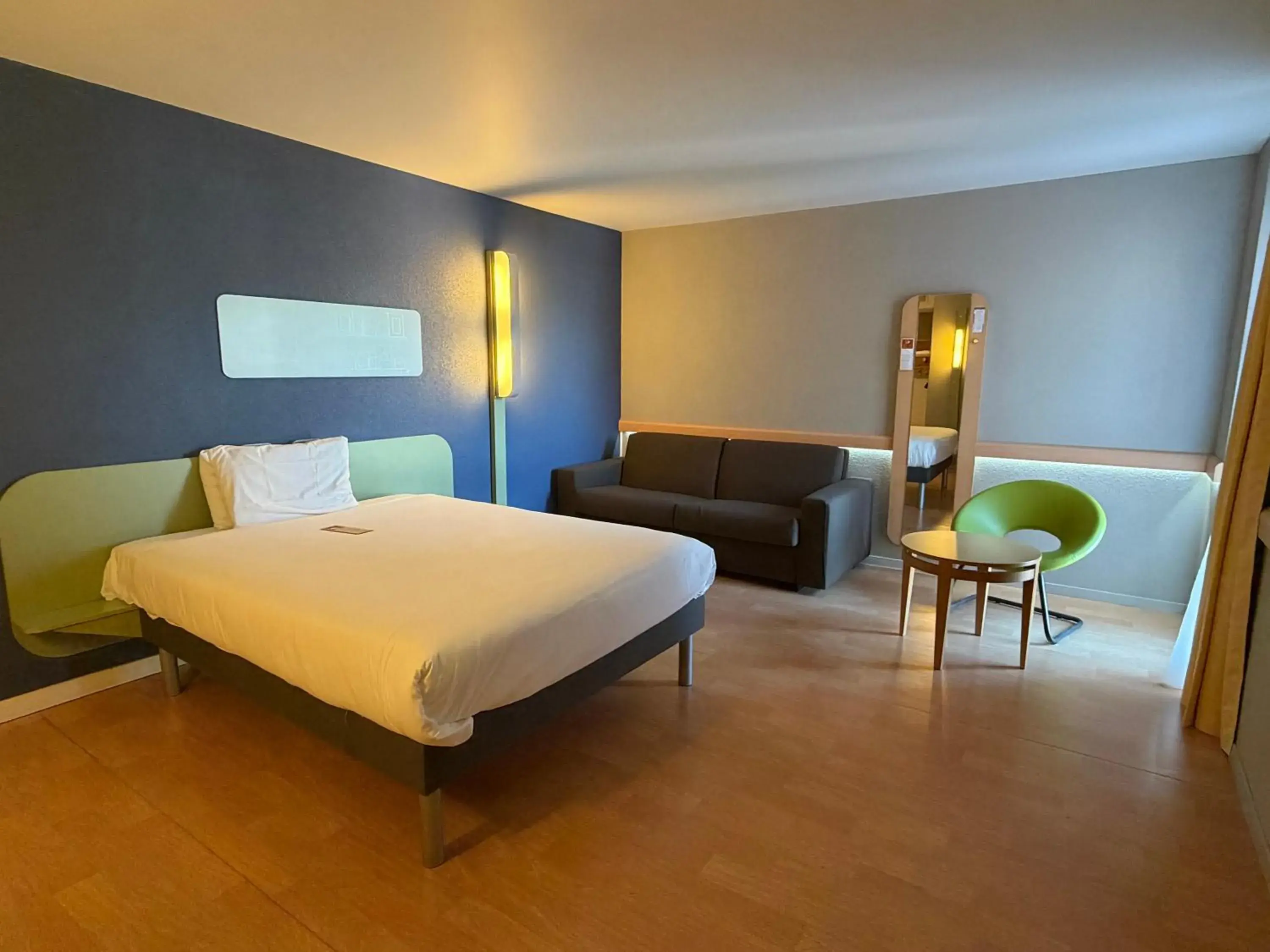 Double Room with One Double Bed and One Sofa Bed in ibis budget Zurich Airport Double Room with One Double Bed and One Sofa Bed in ibis budget Zurich Airport