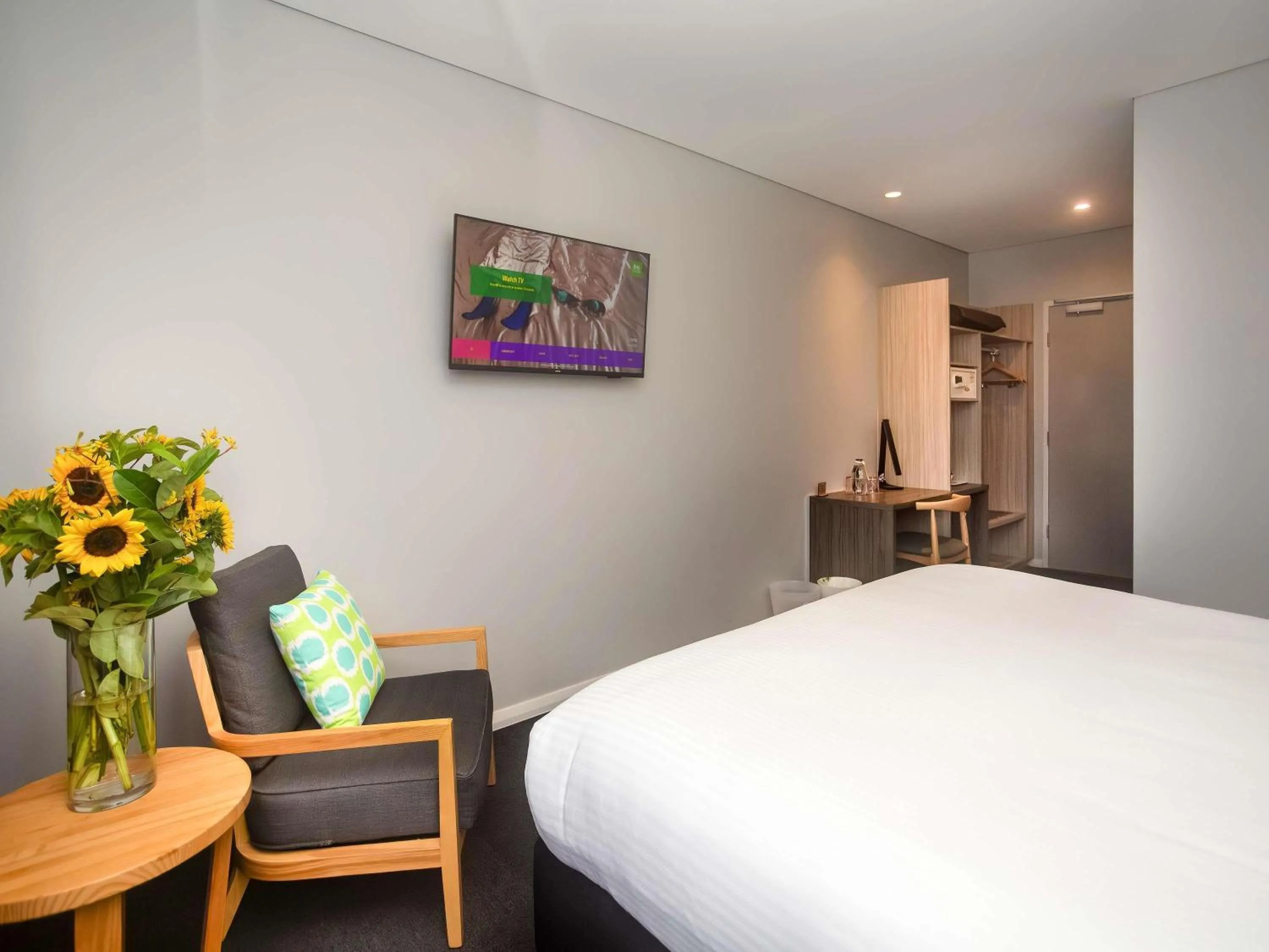 Bedroom, Bed in Ibis Styles The Entrance