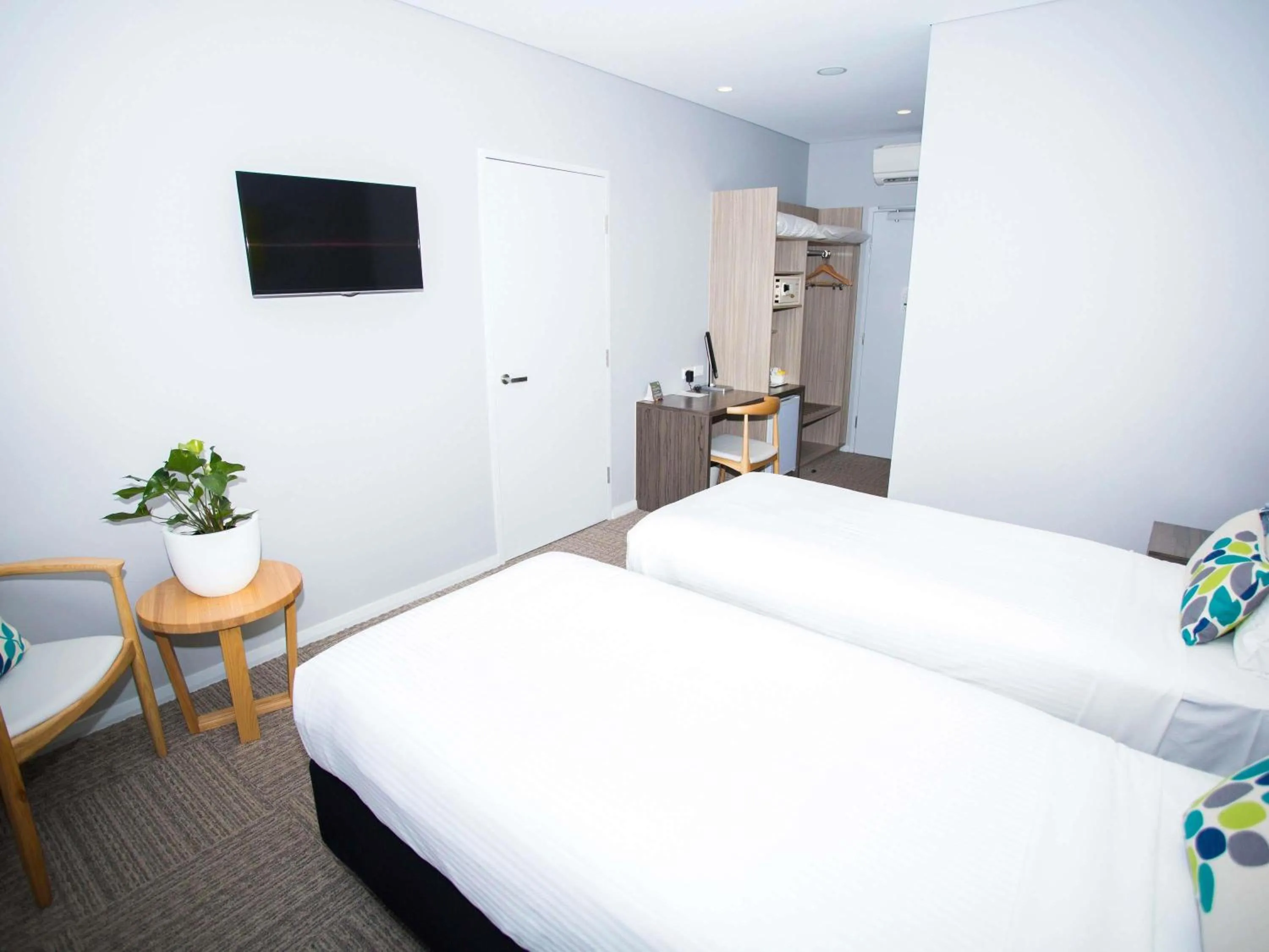 Bedroom, Bed in Ibis Styles The Entrance