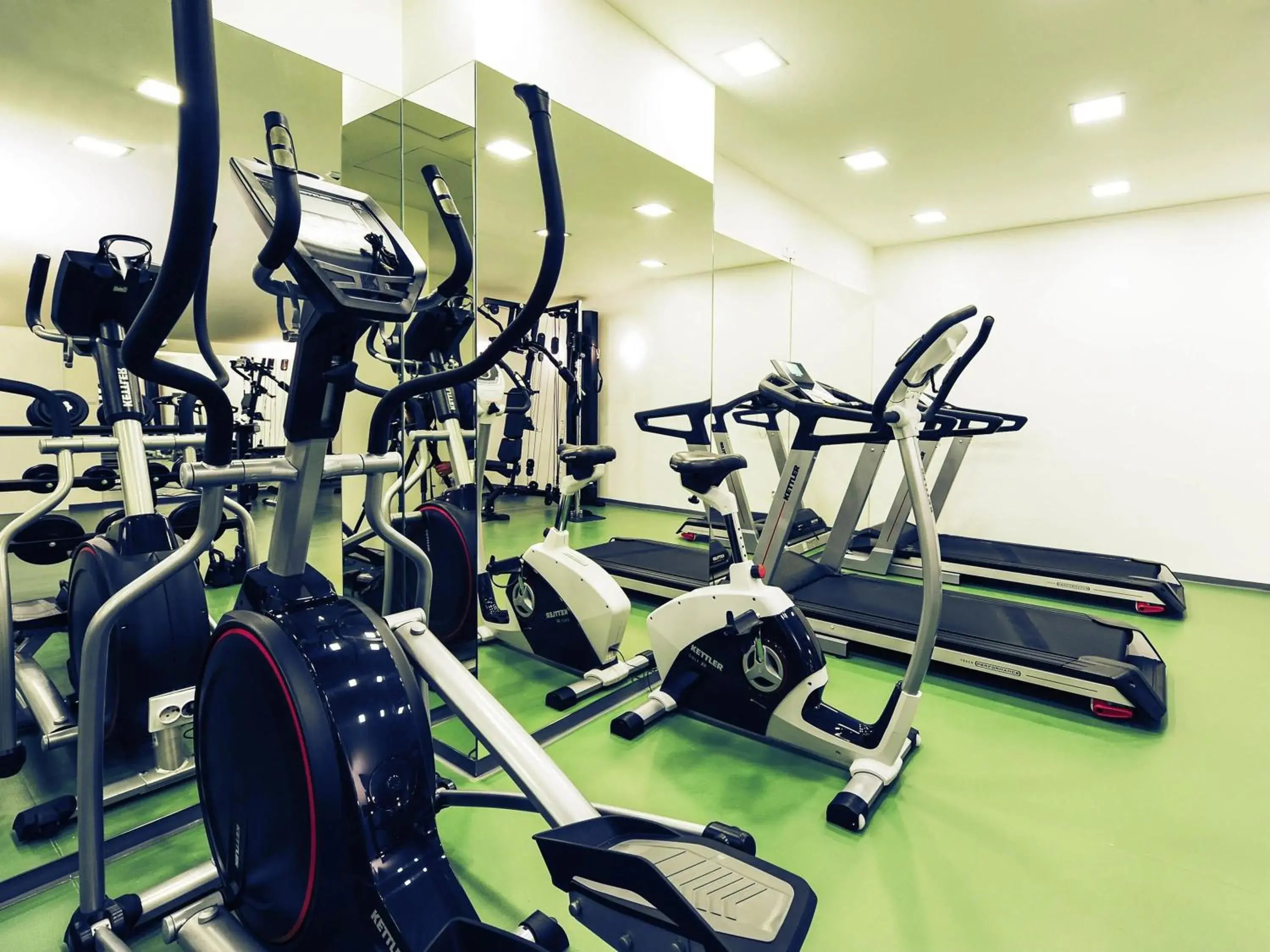 Fitness centre/facilities in Mercure Bucharest City Center Fitness centre/facilities in Mercure Bucharest City Center