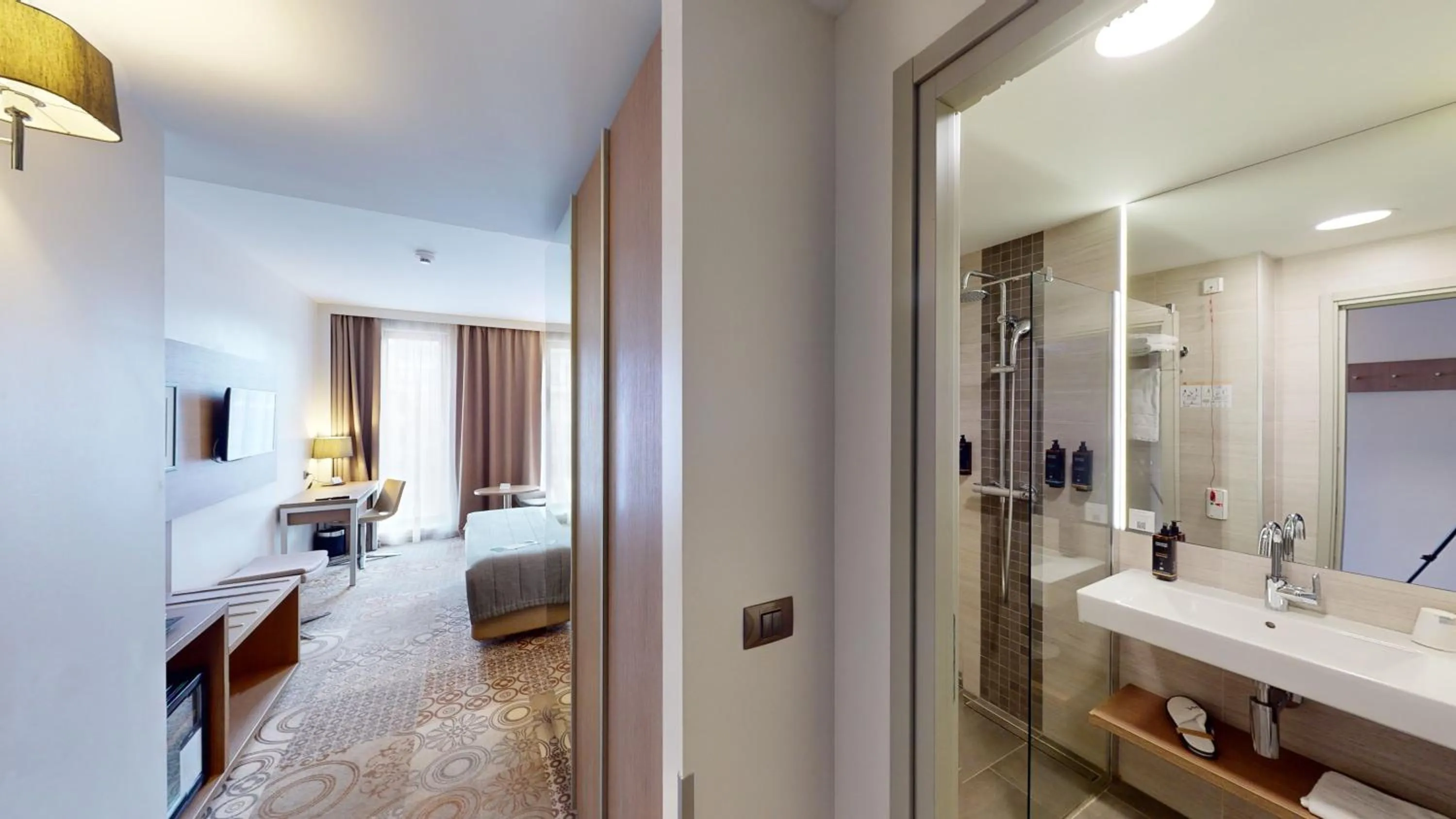 Shower, Bed in Mercure Bucharest City Center