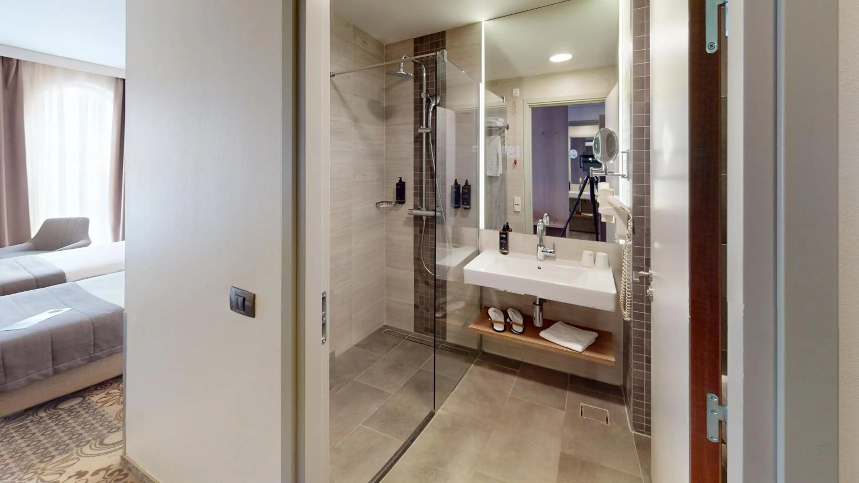 Shower, Bed in Mercure Bucharest City Center