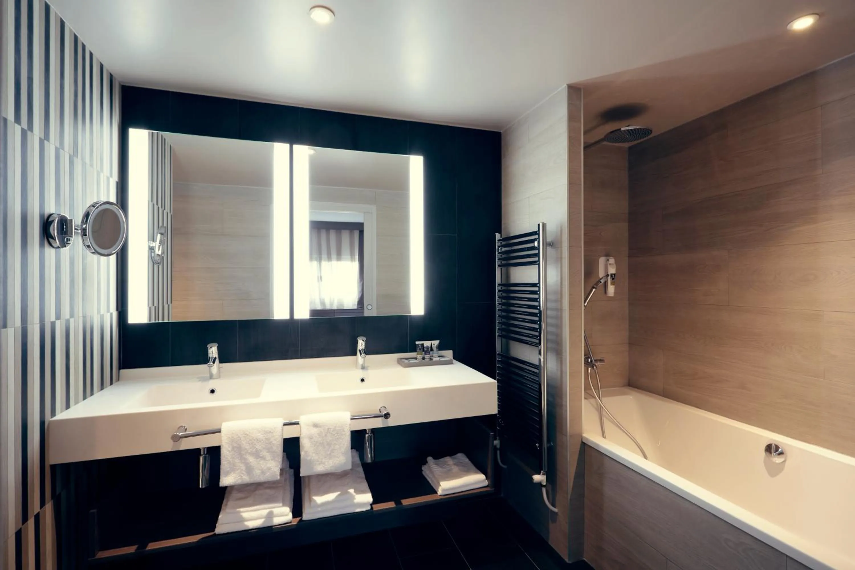 Bath in Mercure Orange Centre A7/A9