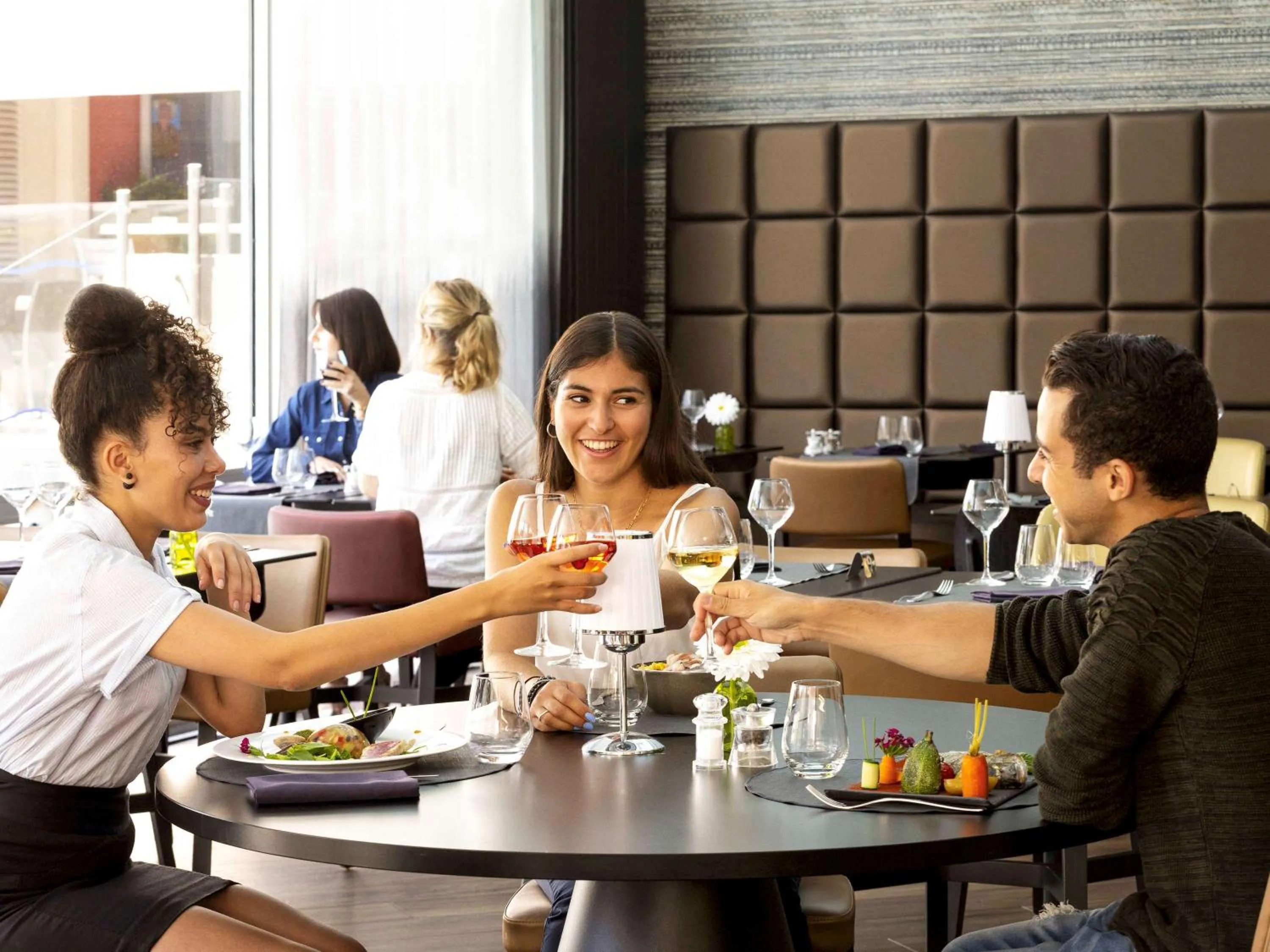 Restaurant/places to eat in Mercure Orange Centre A7/A9