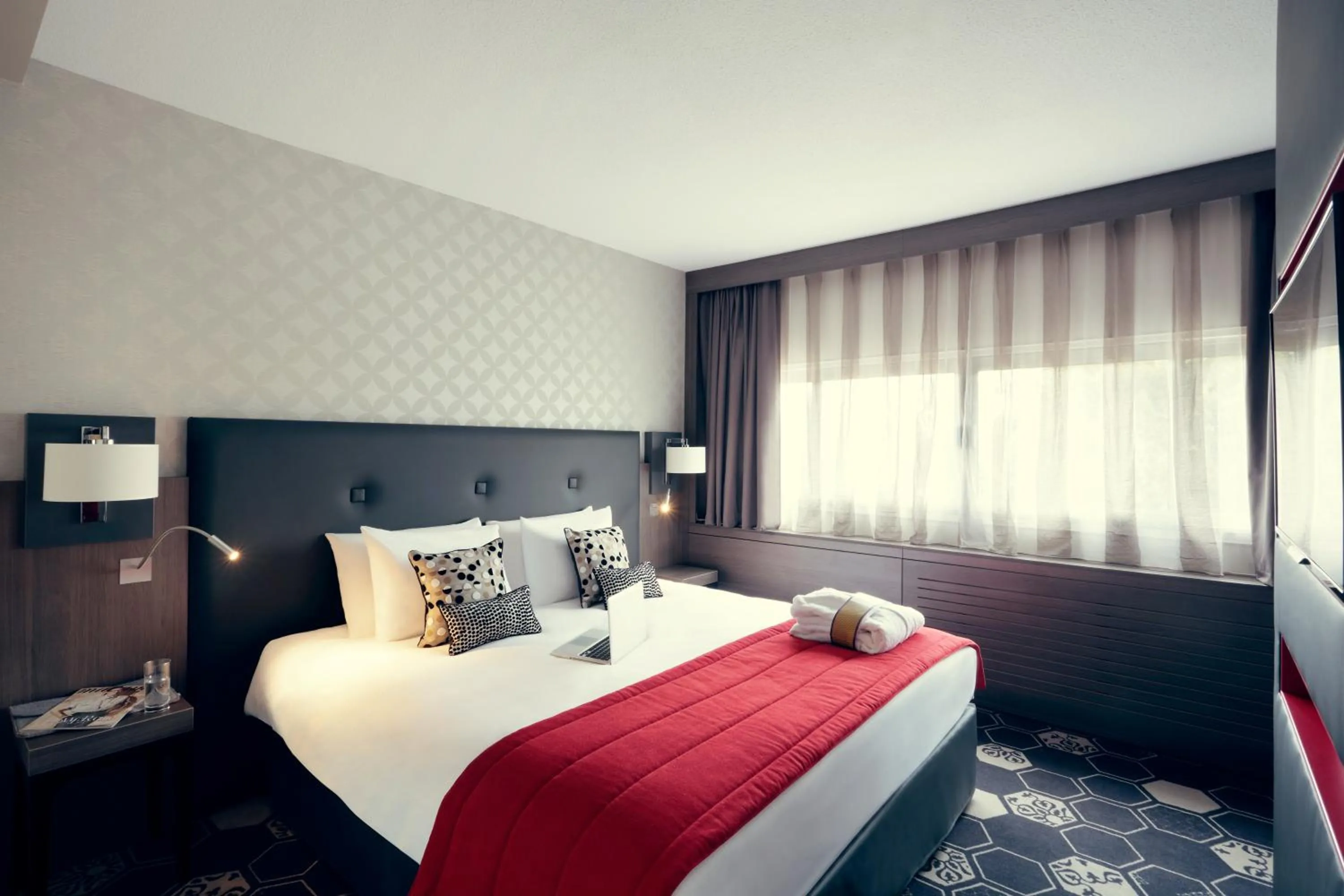 Photo of the whole room, Bed in Mercure Orange Centre A7/A9