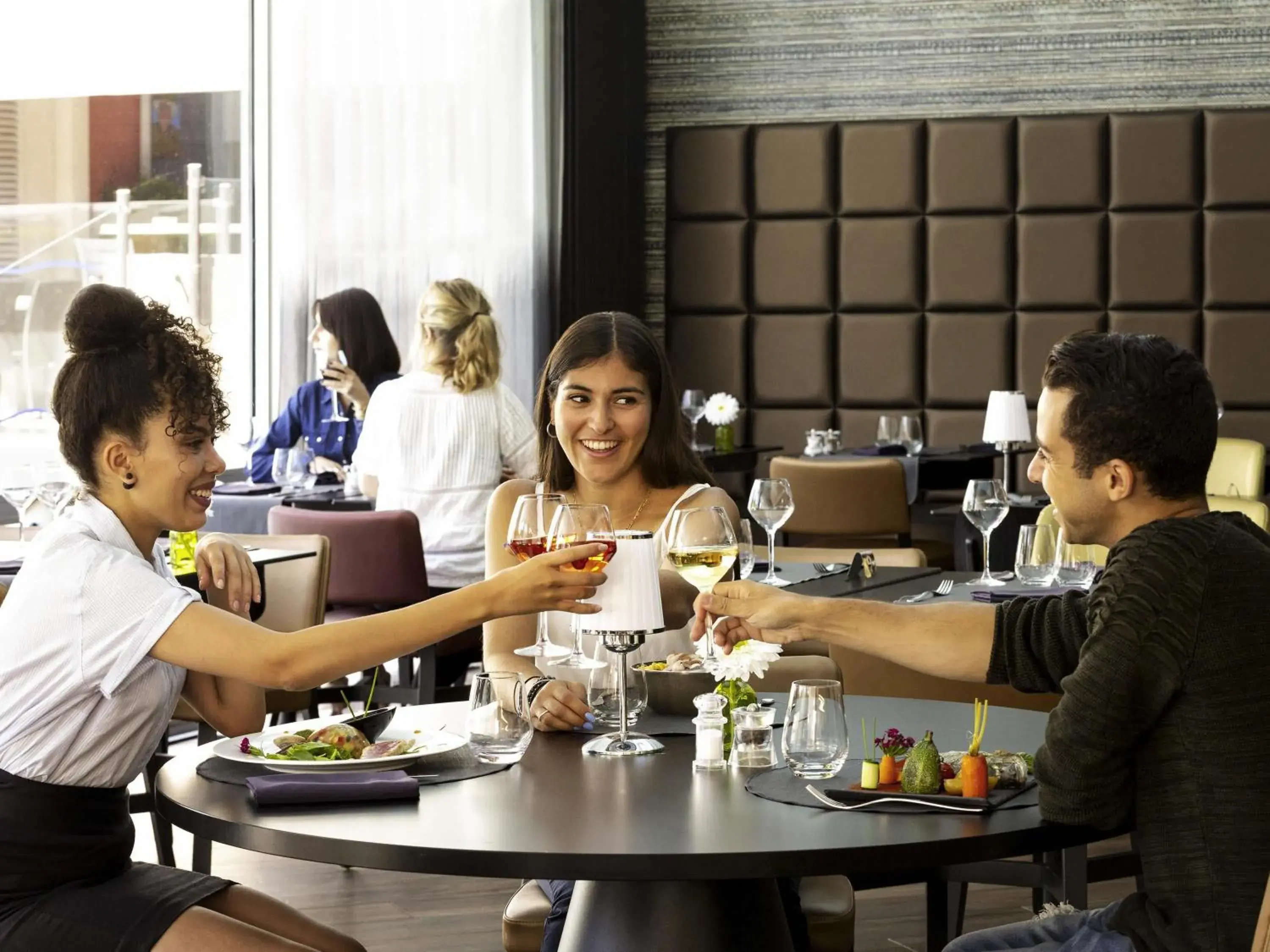 Restaurant/places to eat in Mercure Orange Centre A7/A9 Restaurant/places to eat in Mercure Orange Centre A7/A9