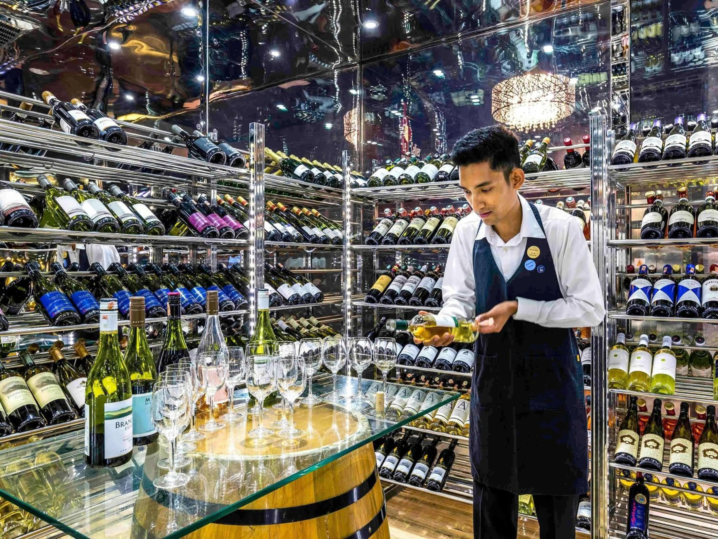 Lounge or bar in Novotel Yangon Max