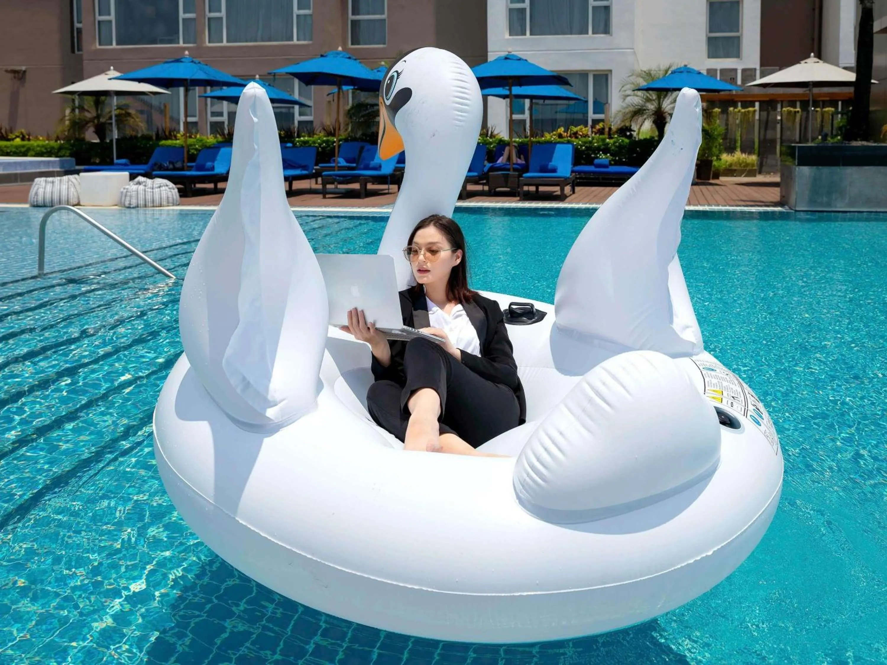 Lounge or bar in Novotel Yangon Max