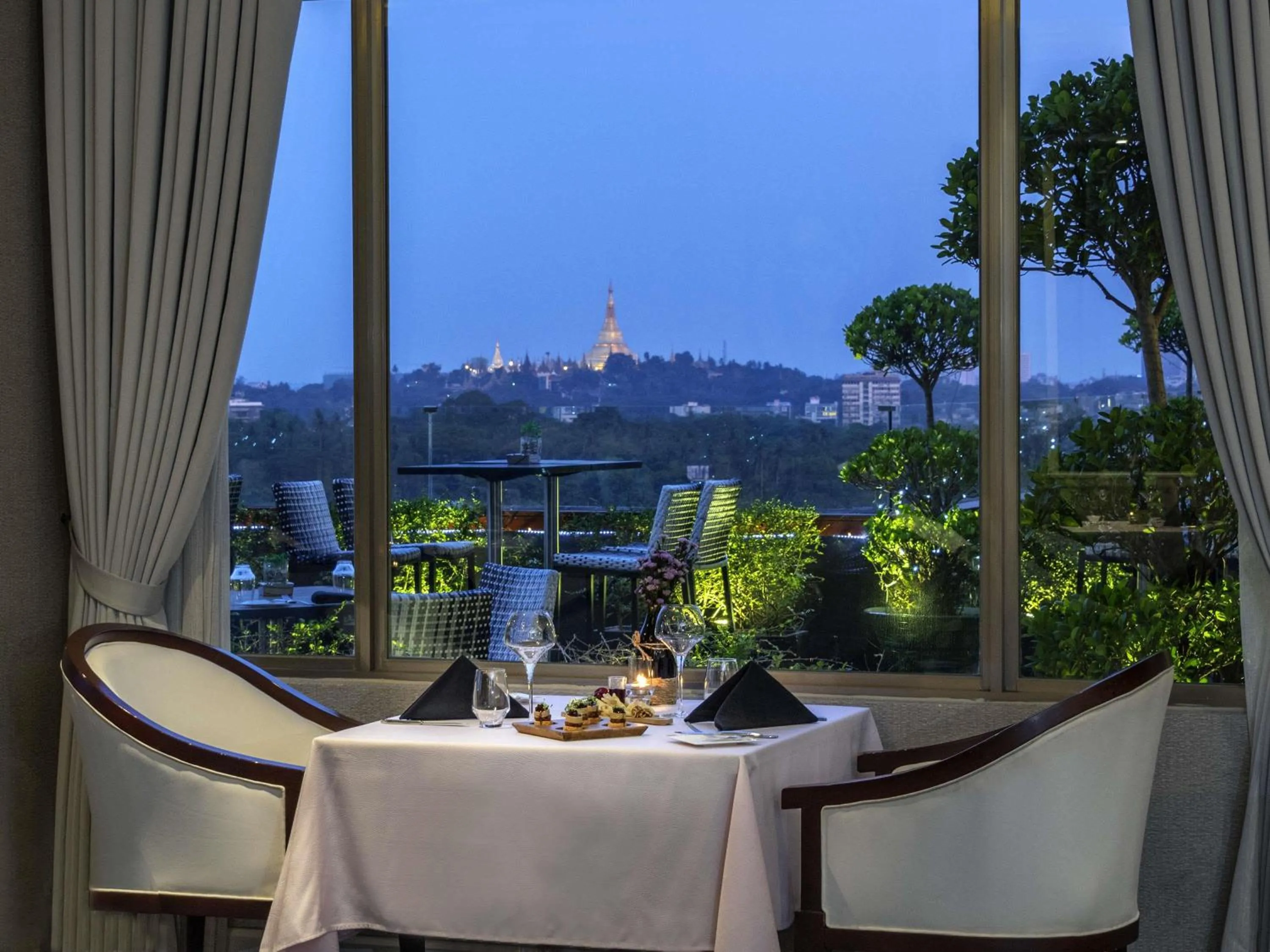 Restaurant/places to eat in Novotel Yangon Max