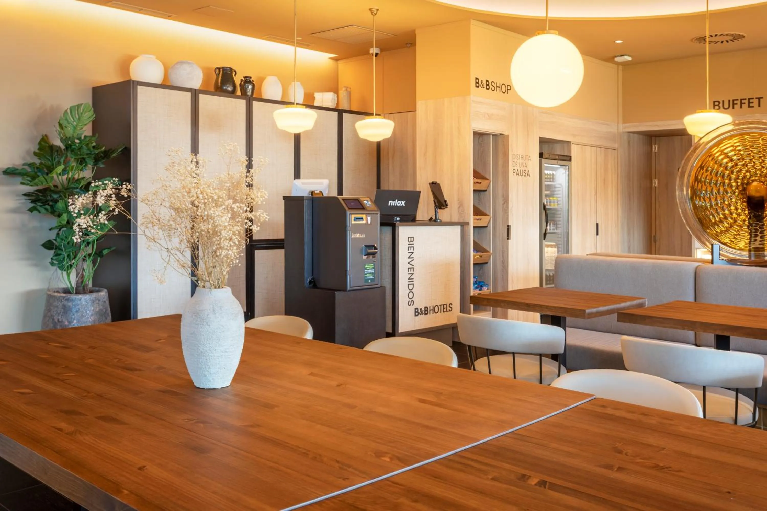 Lobby or reception in B&B HOTEL Écija