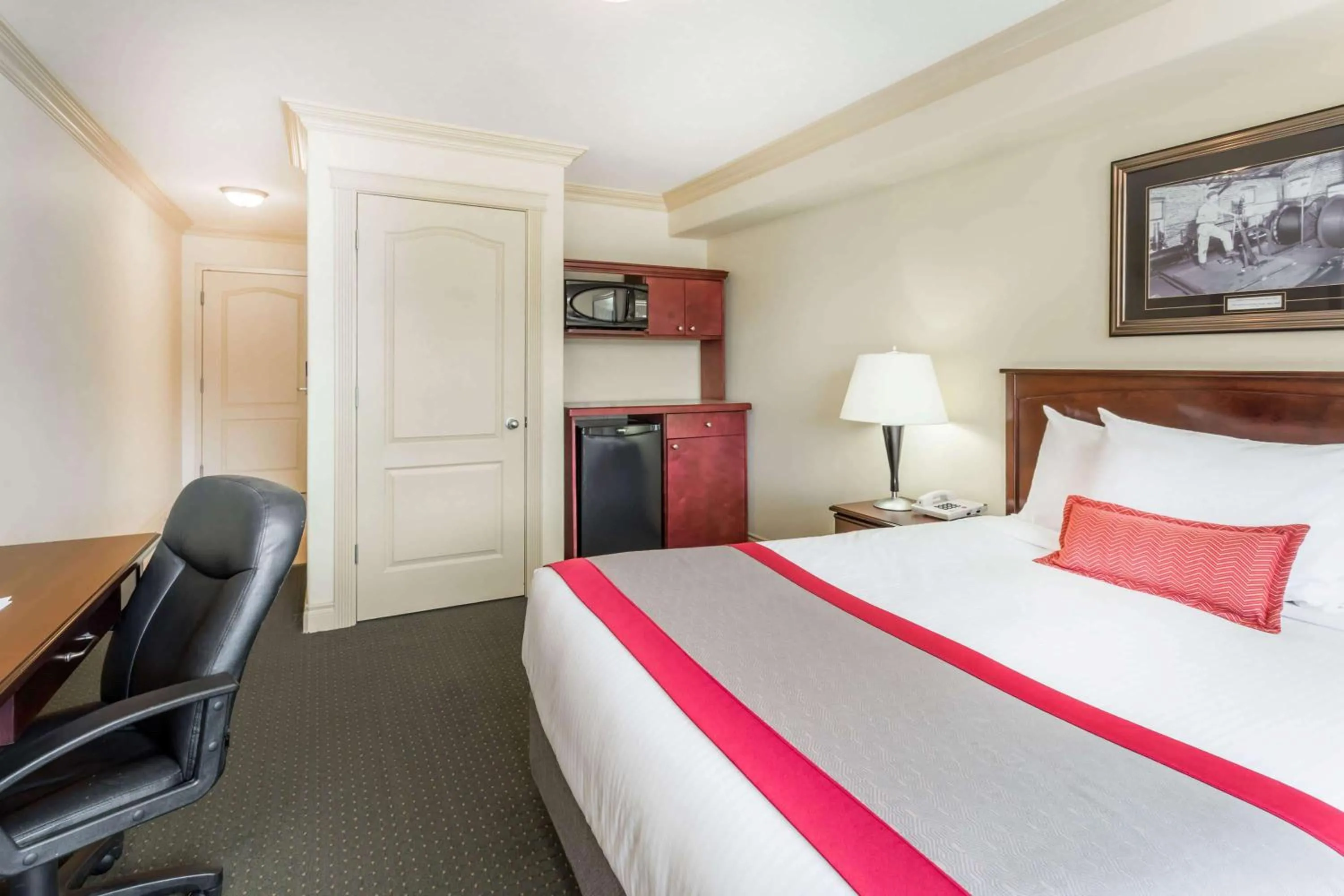 Photo of the whole room, Bed in Ramada by Wyndham Hinton