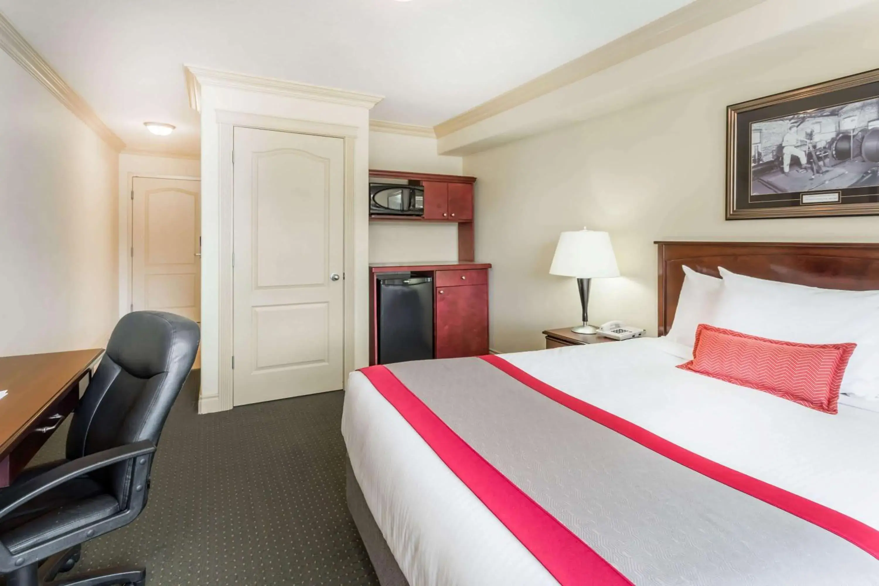 Photo of the whole room, Bed in Ramada by Wyndham Hinton Photo of the whole room, Bed in Ramada by Wyndham Hinton