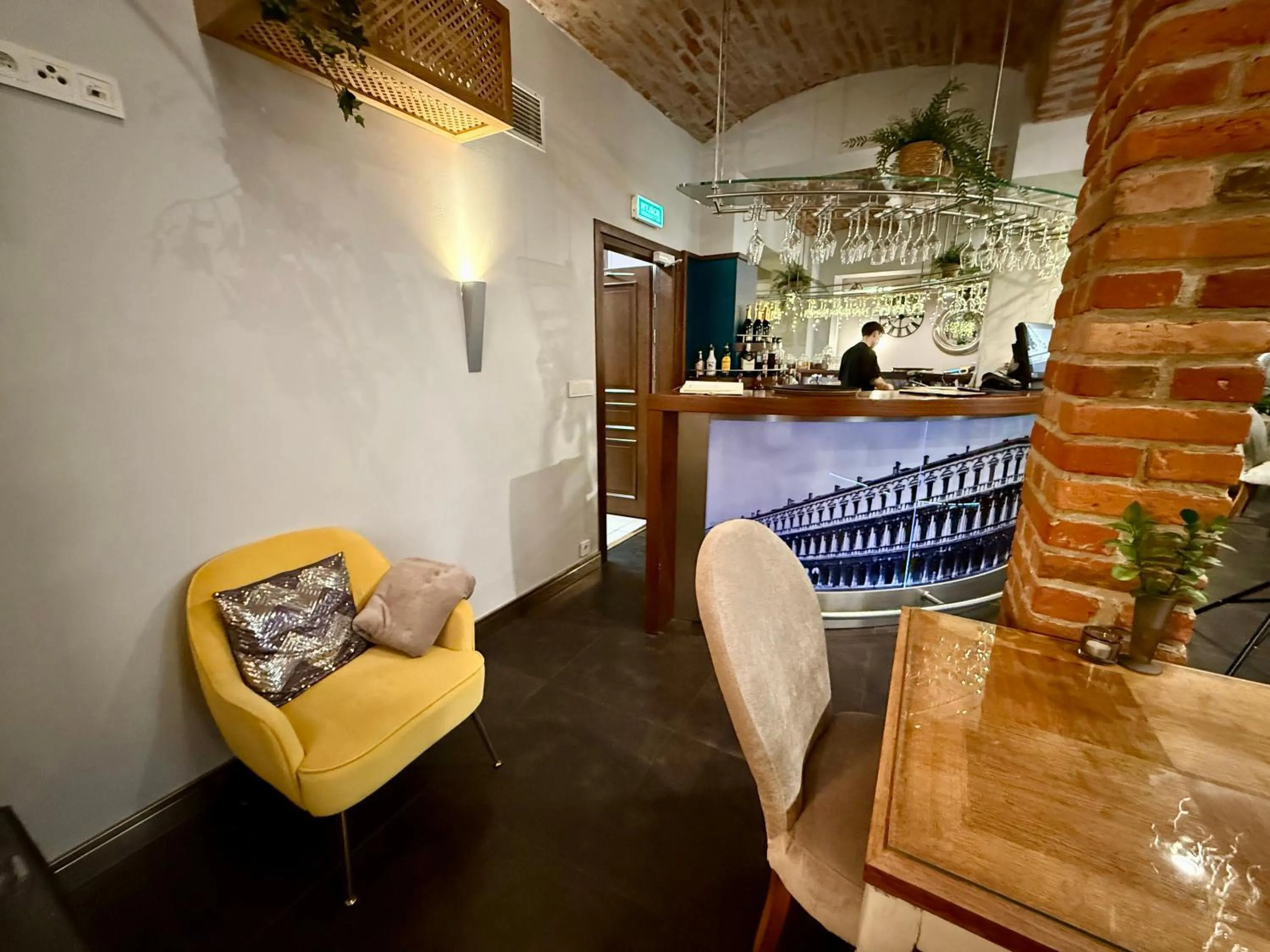 Restaurant/places to eat in DK Dyplomat