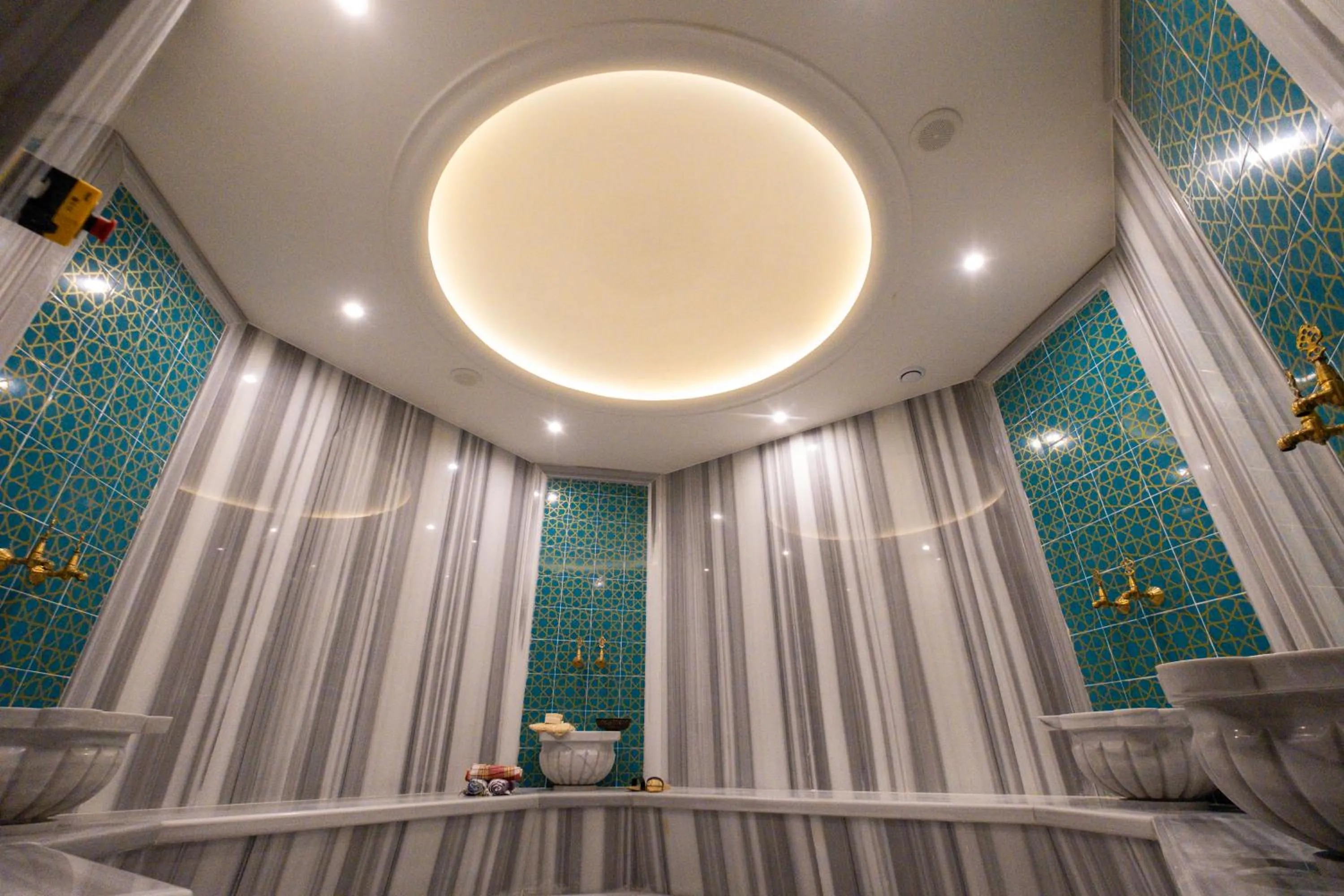 Public Bath in New Inn Hotel Old Town