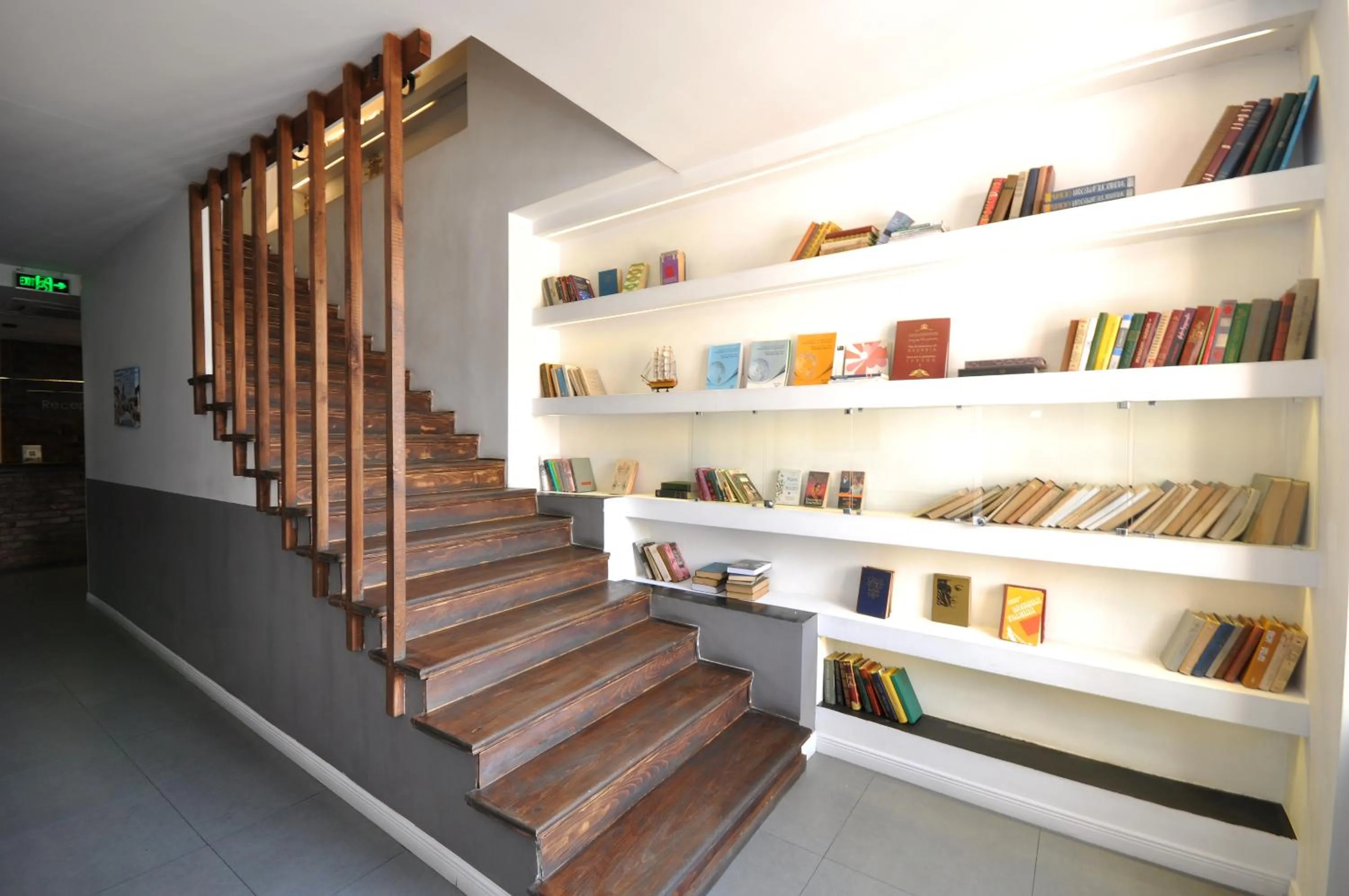 Library in Meidan Inn