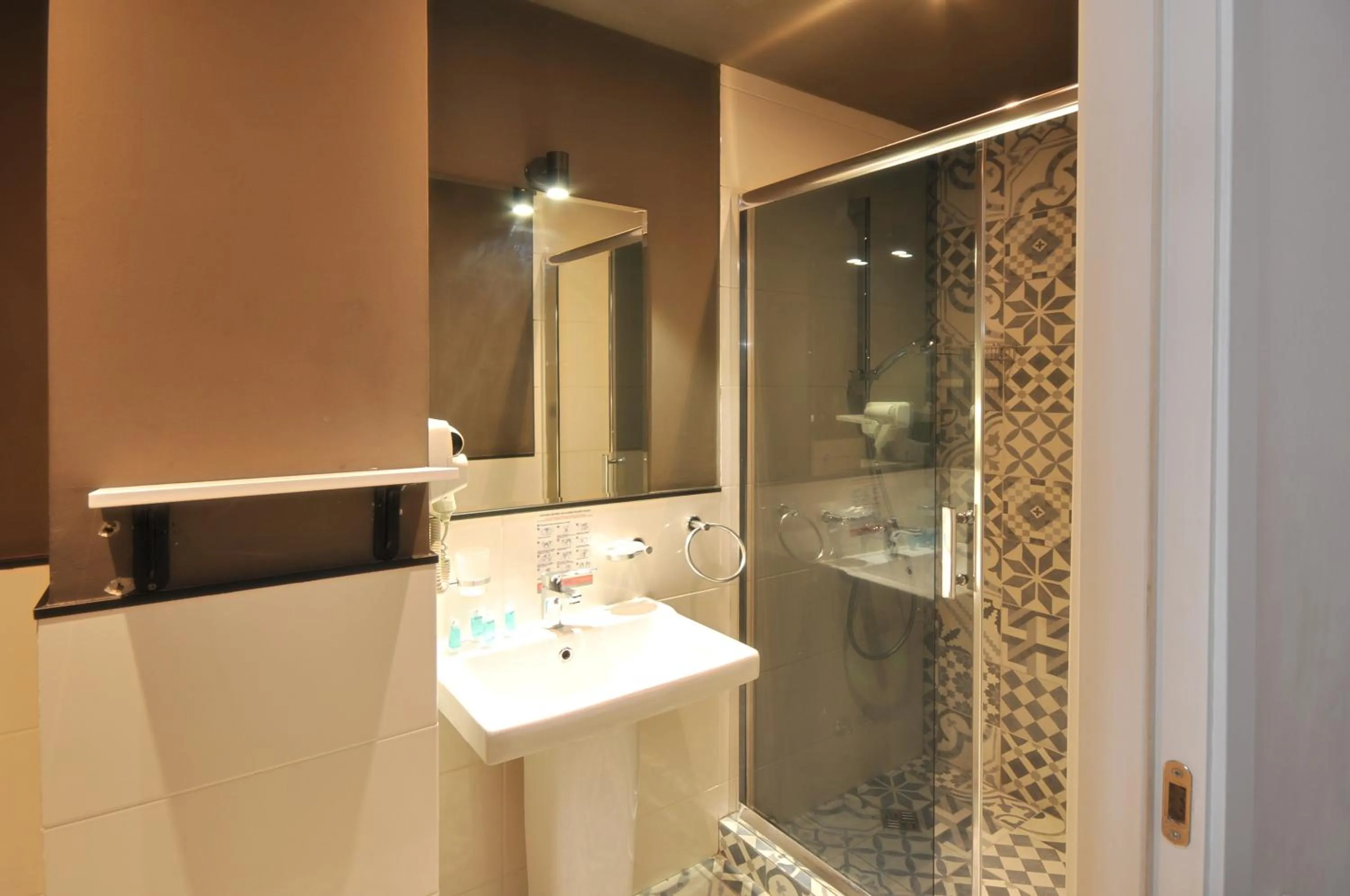 Shower in Meidan Inn