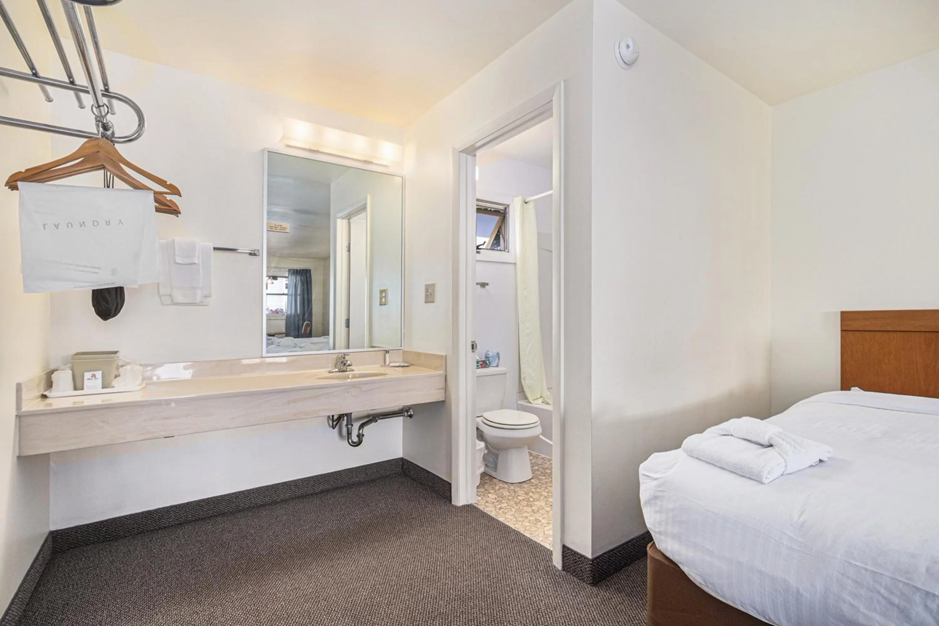 Bathroom, Bed in Ludington Pier House