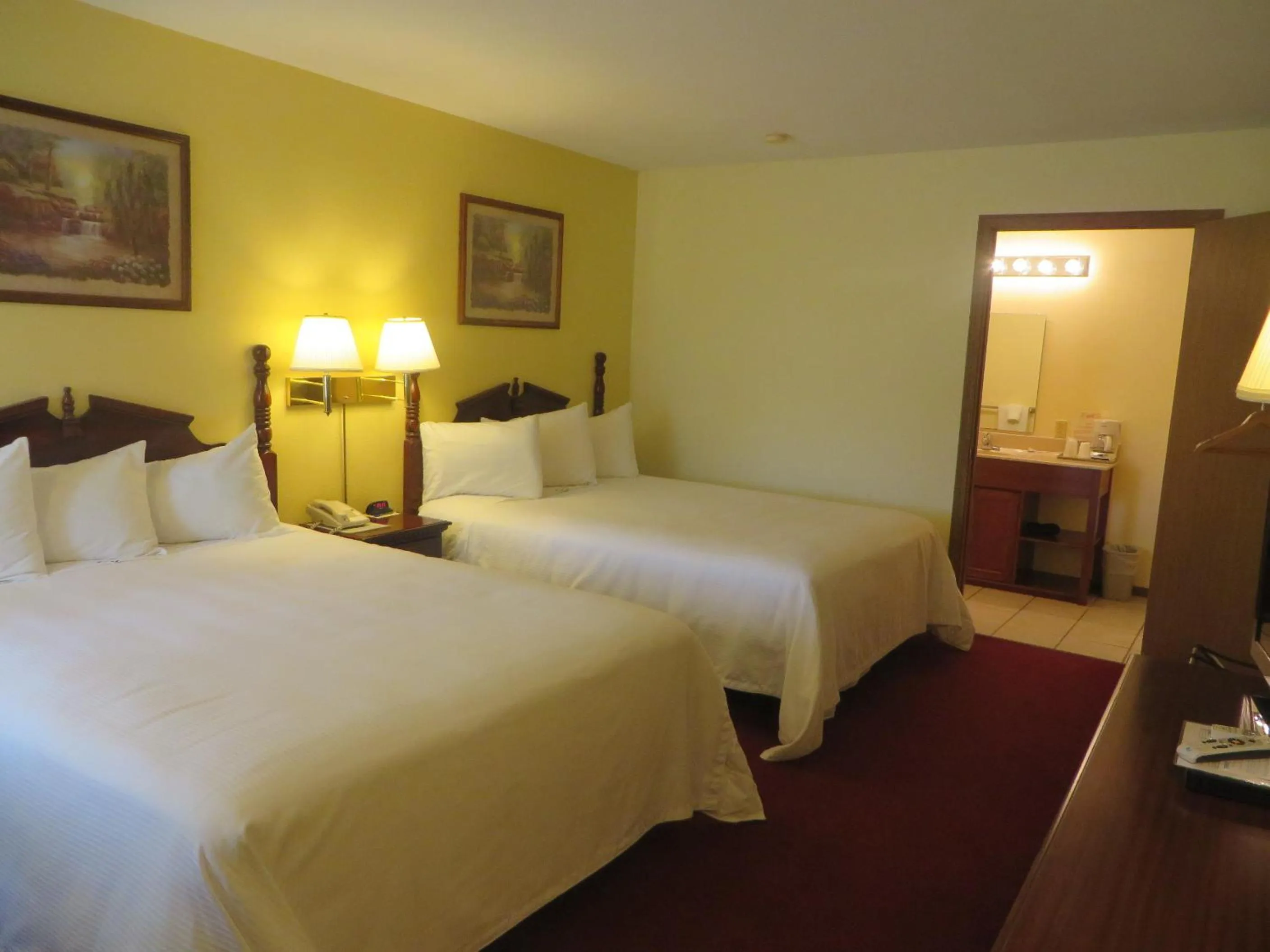 Bedroom, Bed in Honeysuckle Inn