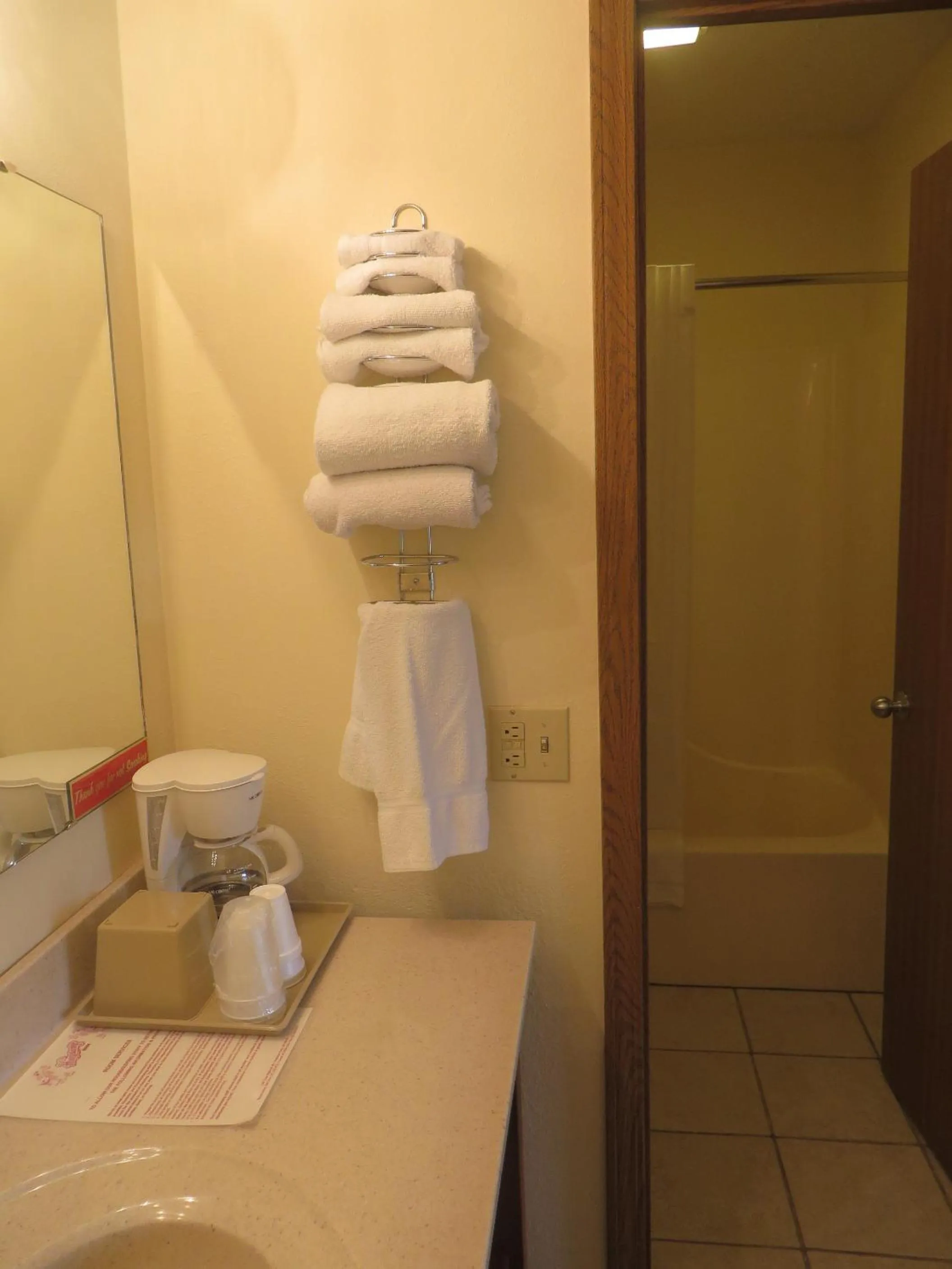 Toilet in Honeysuckle Inn