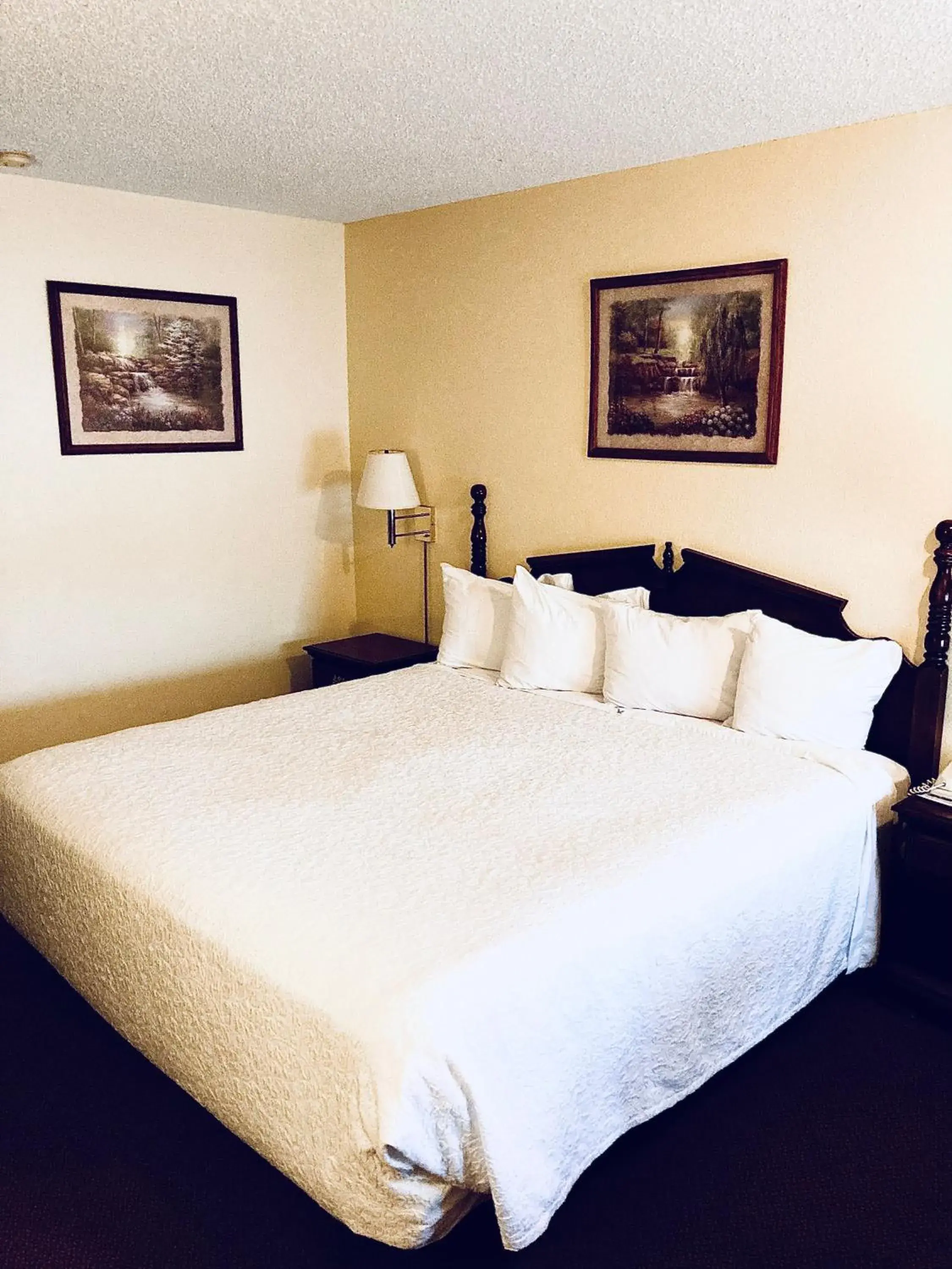 Bed in Honeysuckle Inn Bed in Honeysuckle Inn