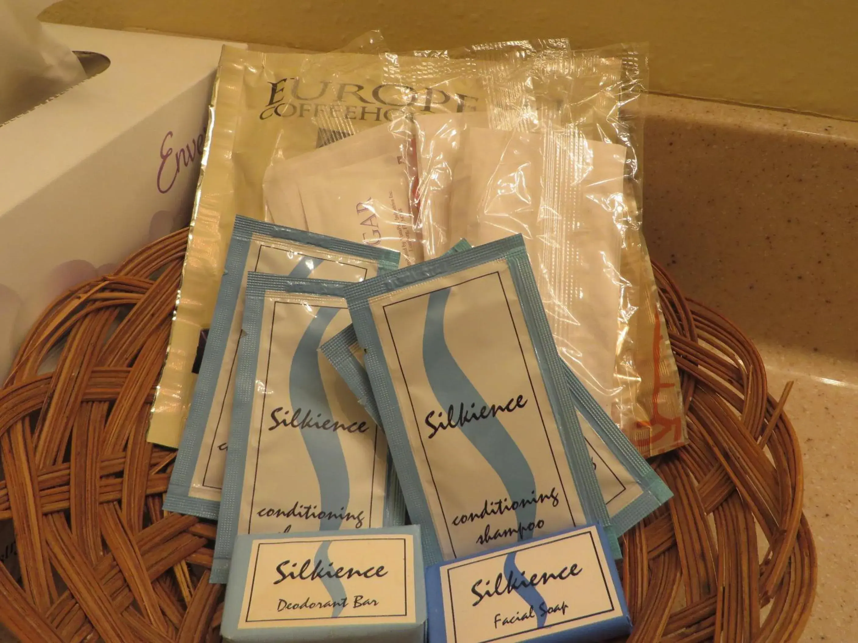 Bathroom in Honeysuckle Inn Bathroom in Honeysuckle Inn