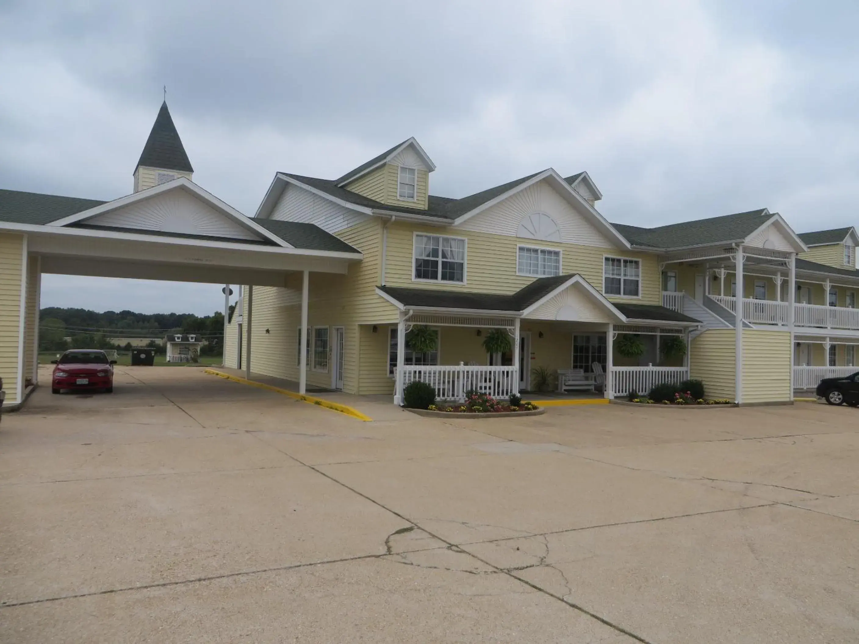 Property building in Honeysuckle Inn Property building in Honeysuckle Inn