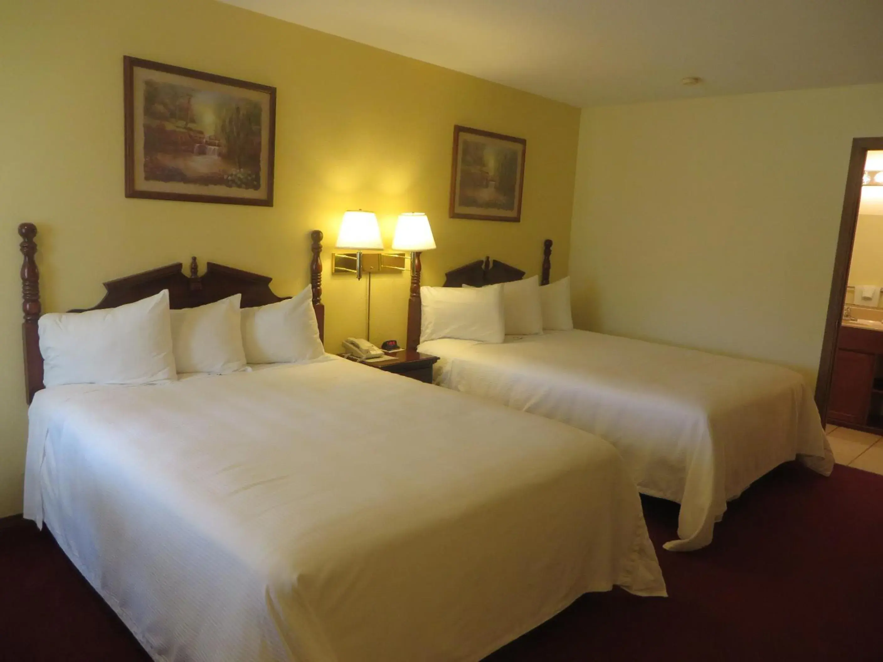 Bed in Honeysuckle Inn Bed in Honeysuckle Inn