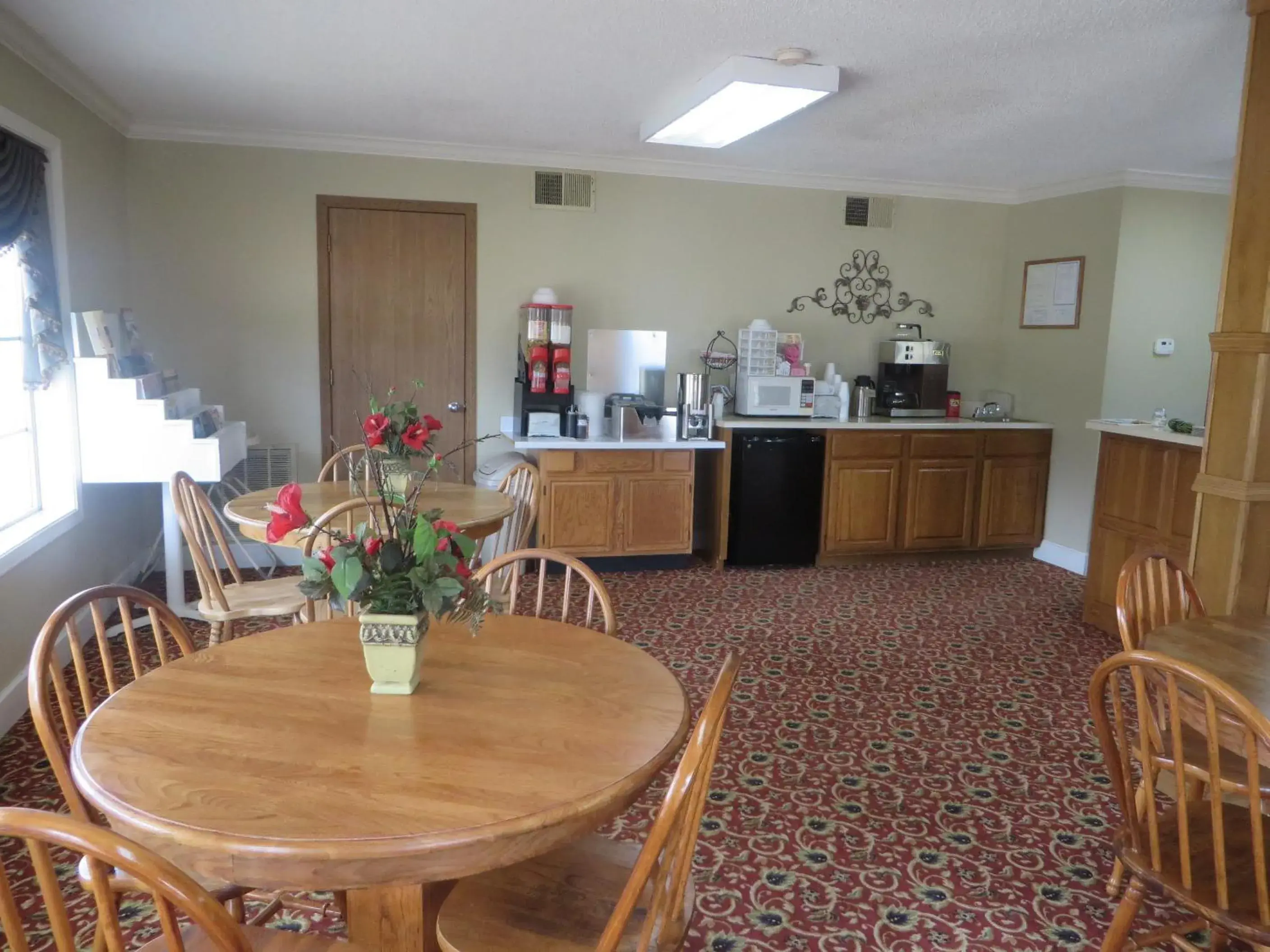 American breakfast in Honeysuckle Inn American breakfast in Honeysuckle Inn