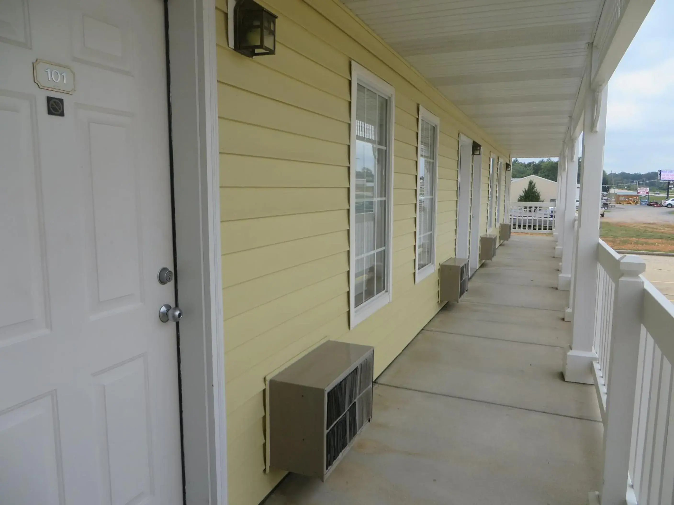 Property building in Honeysuckle Inn Property building in Honeysuckle Inn