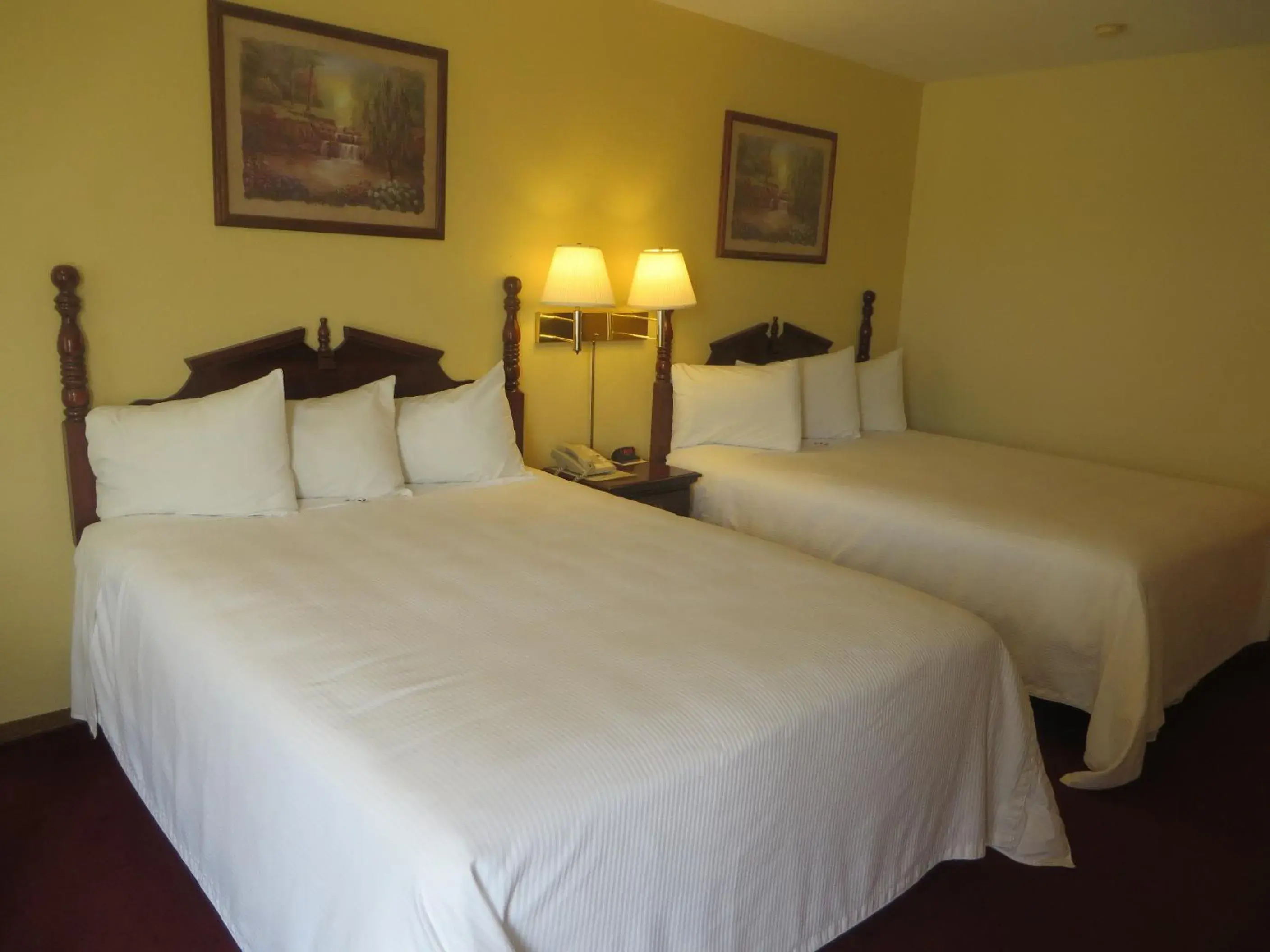 Queen Room with Two Queen Beds in Honeysuckle Inn Queen Room with Two Queen Beds in Honeysuckle Inn