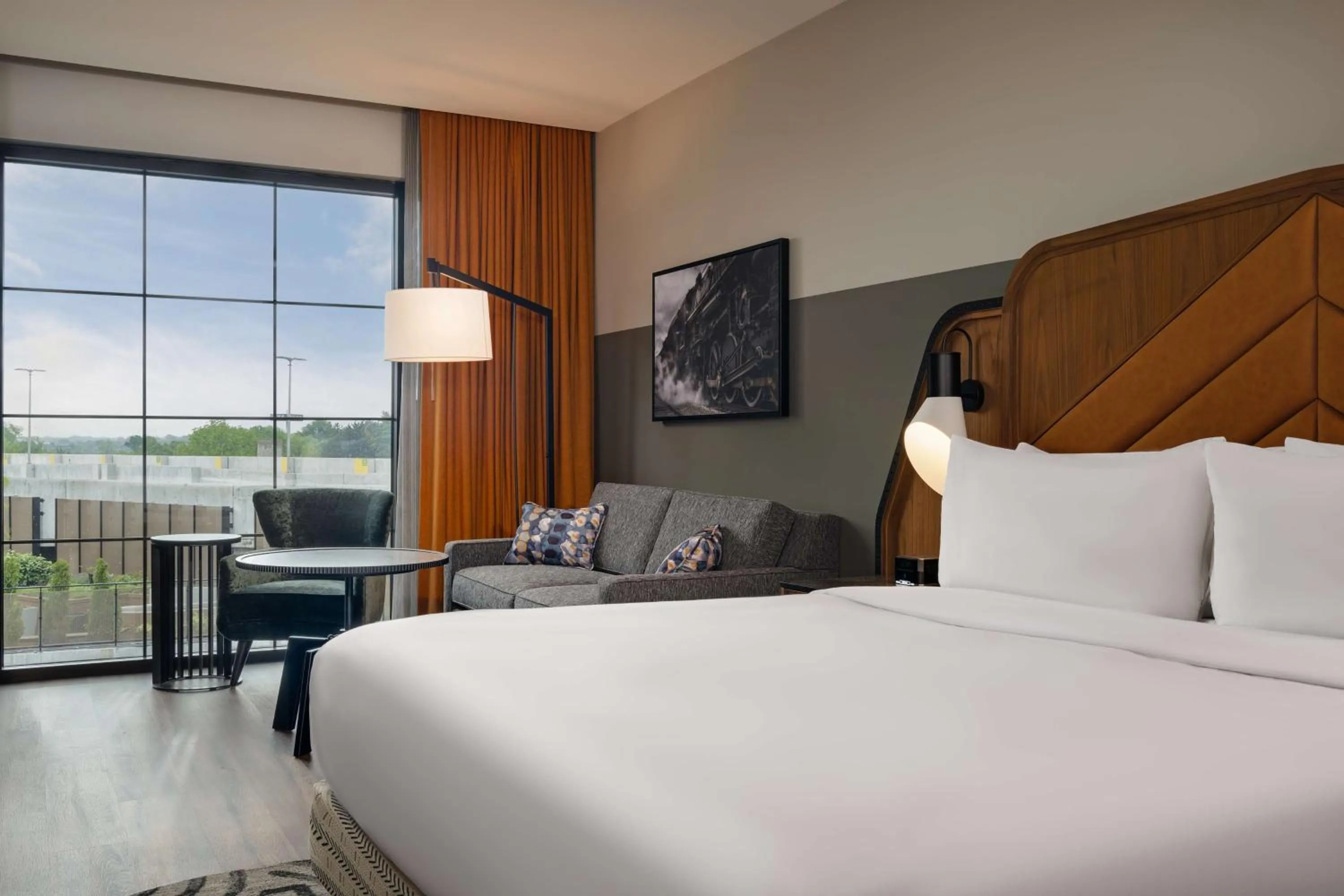 Living room, Bed in Hotel Nickel Plate Fishers, Tapestry Collection By Hilton