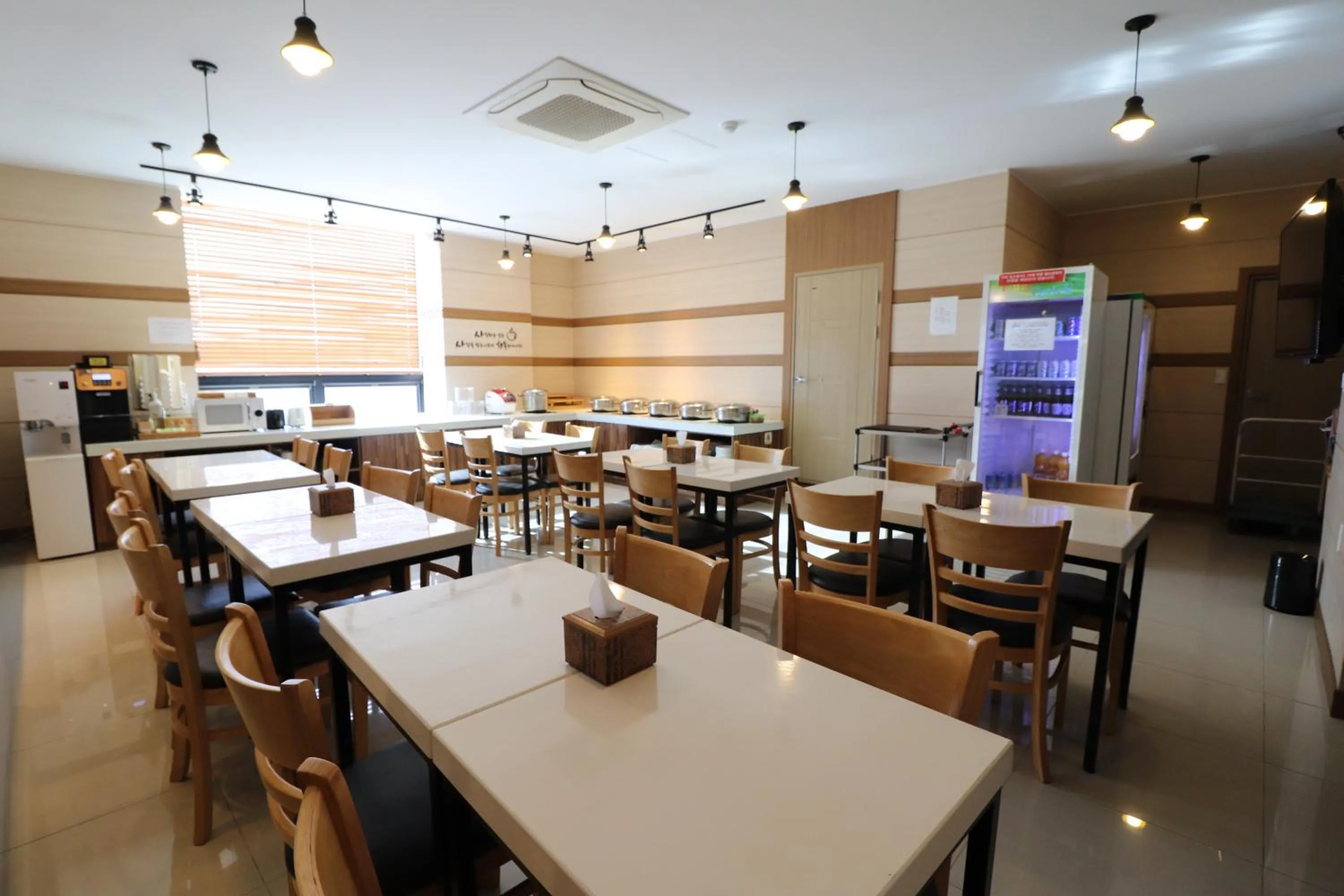 Dining area in Hotel Airport