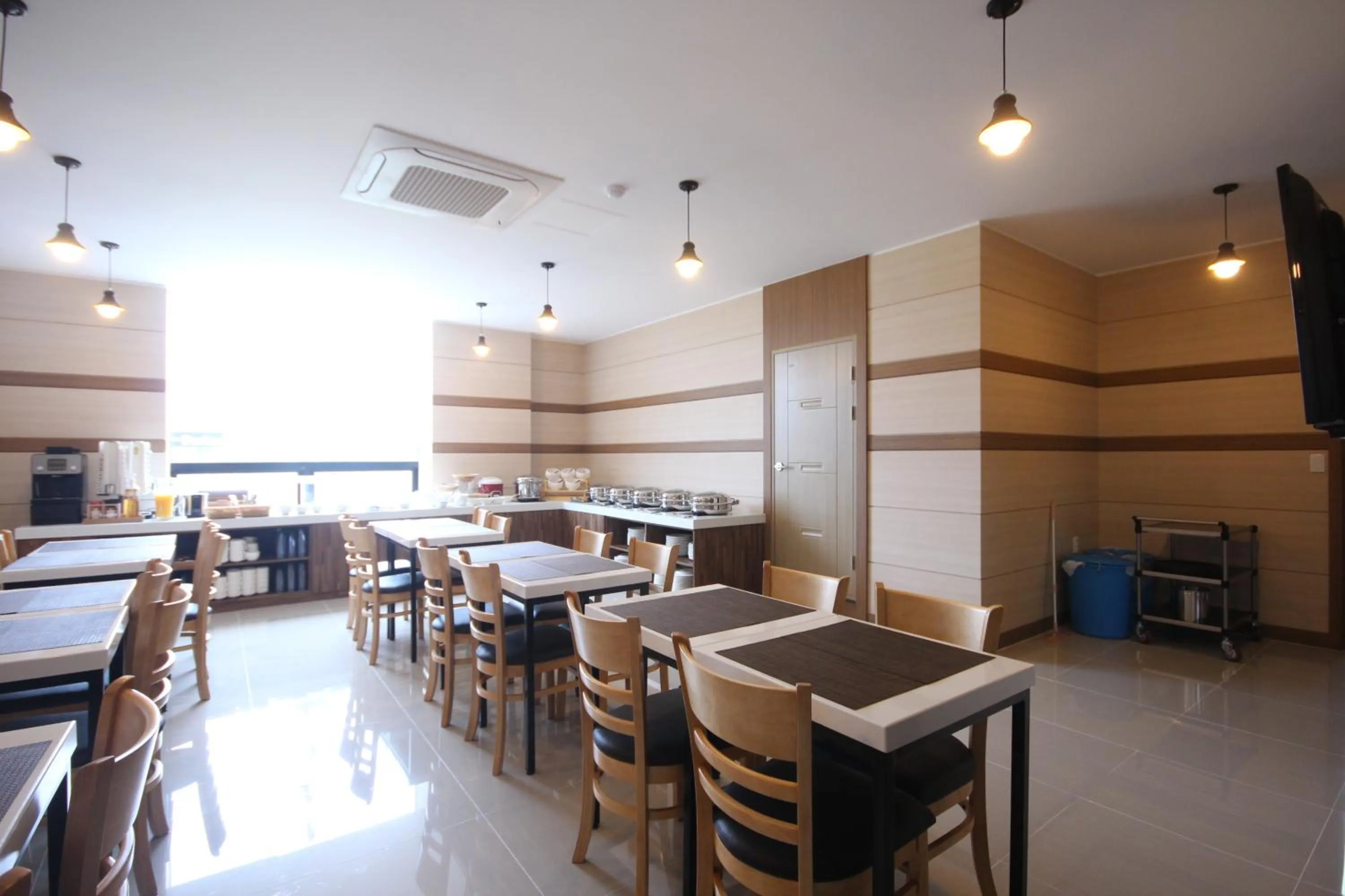 Restaurant/places to eat in Hotel Airport