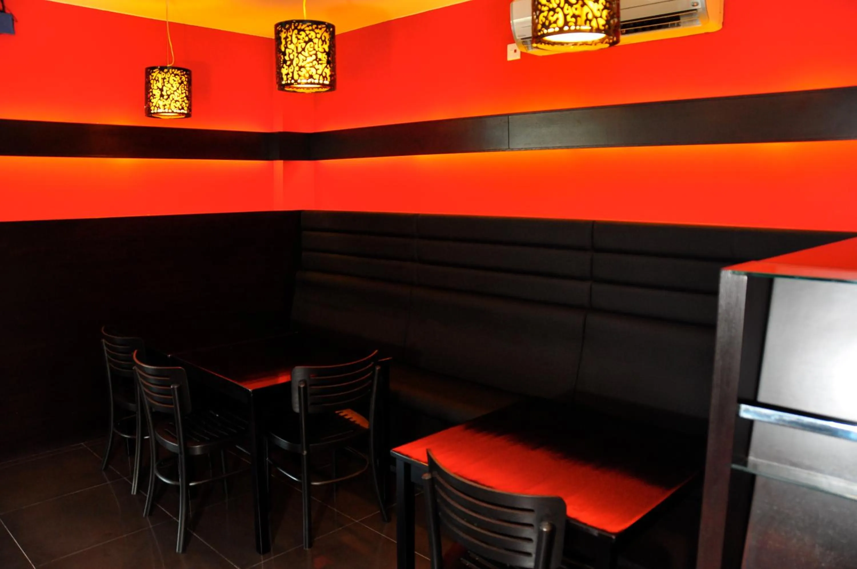 Restaurant/places to eat in Tat Place Hotel