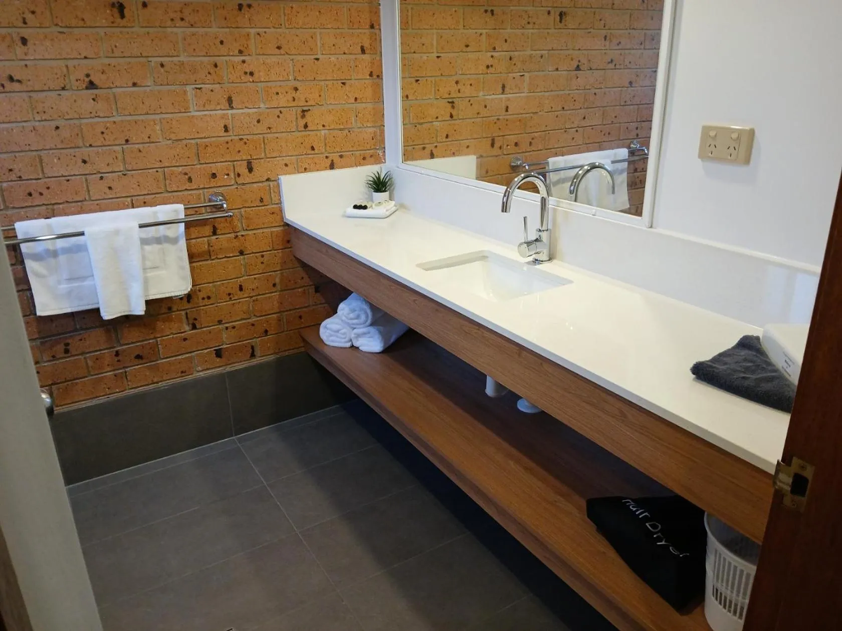 Bathroom in Cardiff Motor Inn