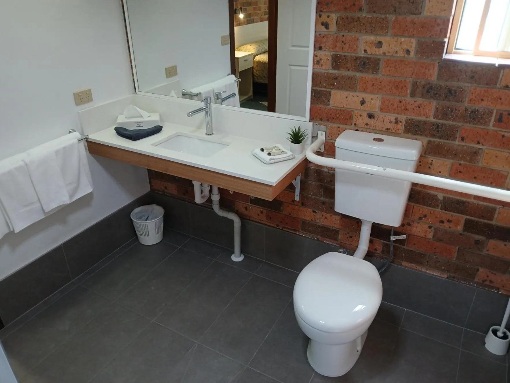 Toilet in Cardiff Motor Inn