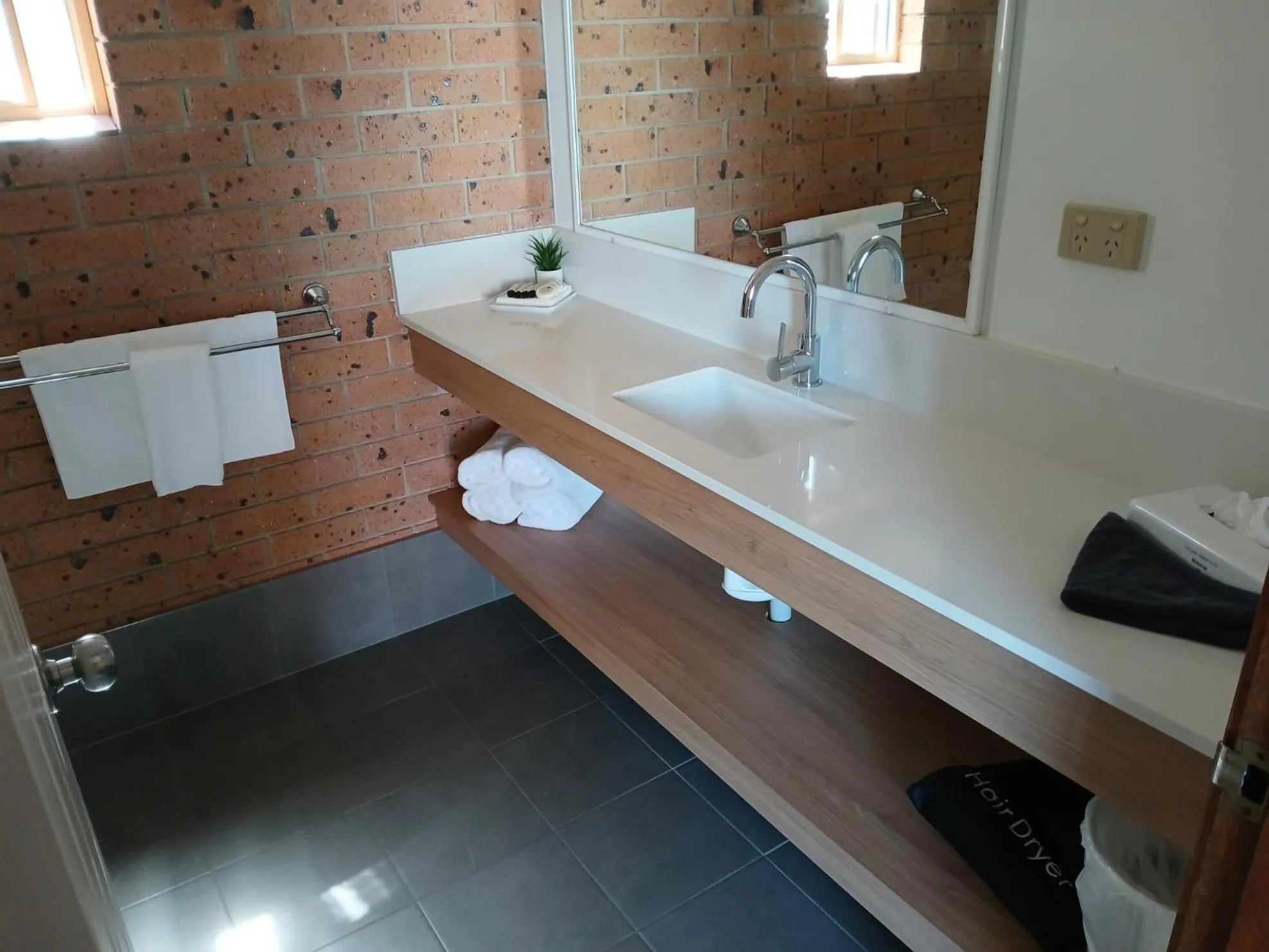 Bathroom in Cardiff Motor Inn