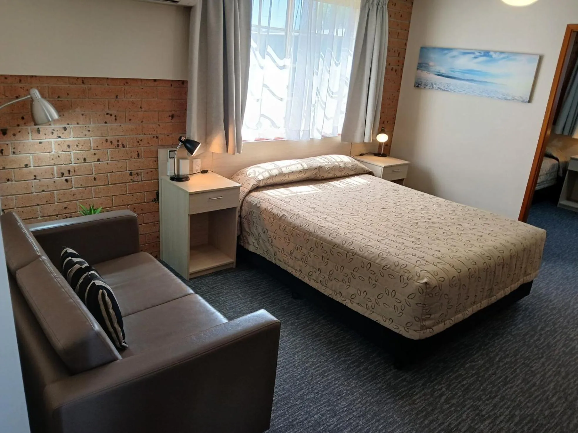 Living room, Bed in Cardiff Motor Inn