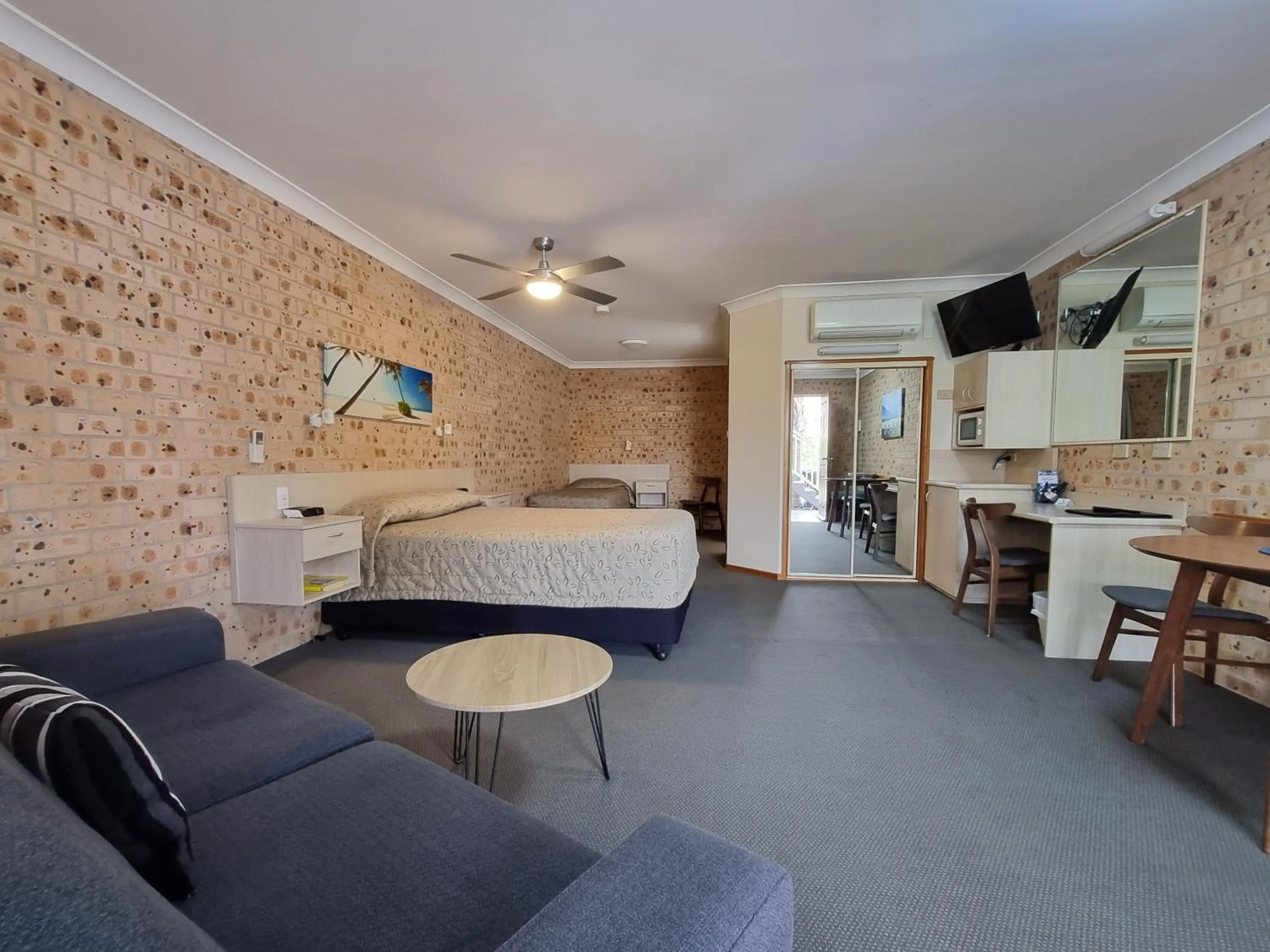 Bed in Cardiff Motor Inn